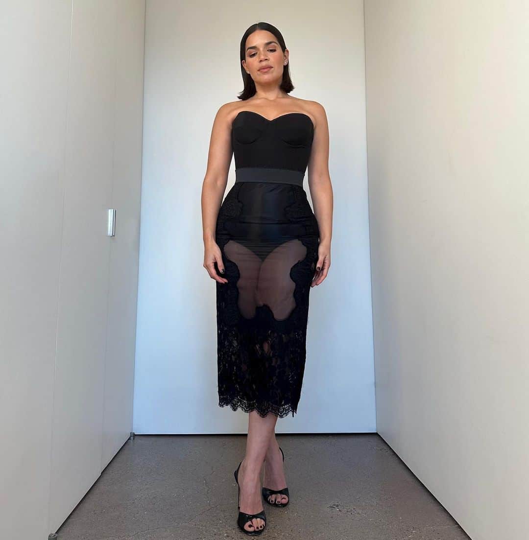 のインスタグラム：「🖤 Glamour’s Women of the Year 🖤@karlawelchstylist 🖤@lindahaymakeup 🖤@mioknyc」