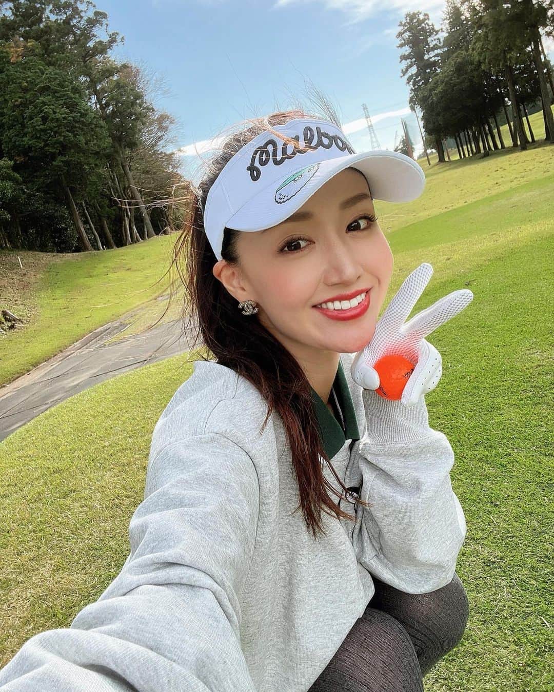 杉田恵李奈のインスタグラム：「凄い強風だった日のゴルフ🏌️‍♀️ 強風だったのにも関わらず全然楽しめました🌬️ 天気に振り回されたわりには悪くない結果で満足。 買い替えたパターも良い感じ♡ ちょっとずつなんだけど、 何となく色々な感触を掴めてきた様な気がして嬉しい❤️‍🔥 癖もあるので、諸々修正箇所はありますが 楽しくやる事が一番だなぁと改めて実感した日🙆‍♀️ また来週も楽しもう😏⛳️ . . #国際レディースゴルフ倶楽部#golf#ゴルフ#千葉県 #ゴルフウェア#ゴルフコーデ#golfwear#malbongolf  #たまに笑い過ぎて呼吸困難 #これはもはやAED案件からの水面下問題」