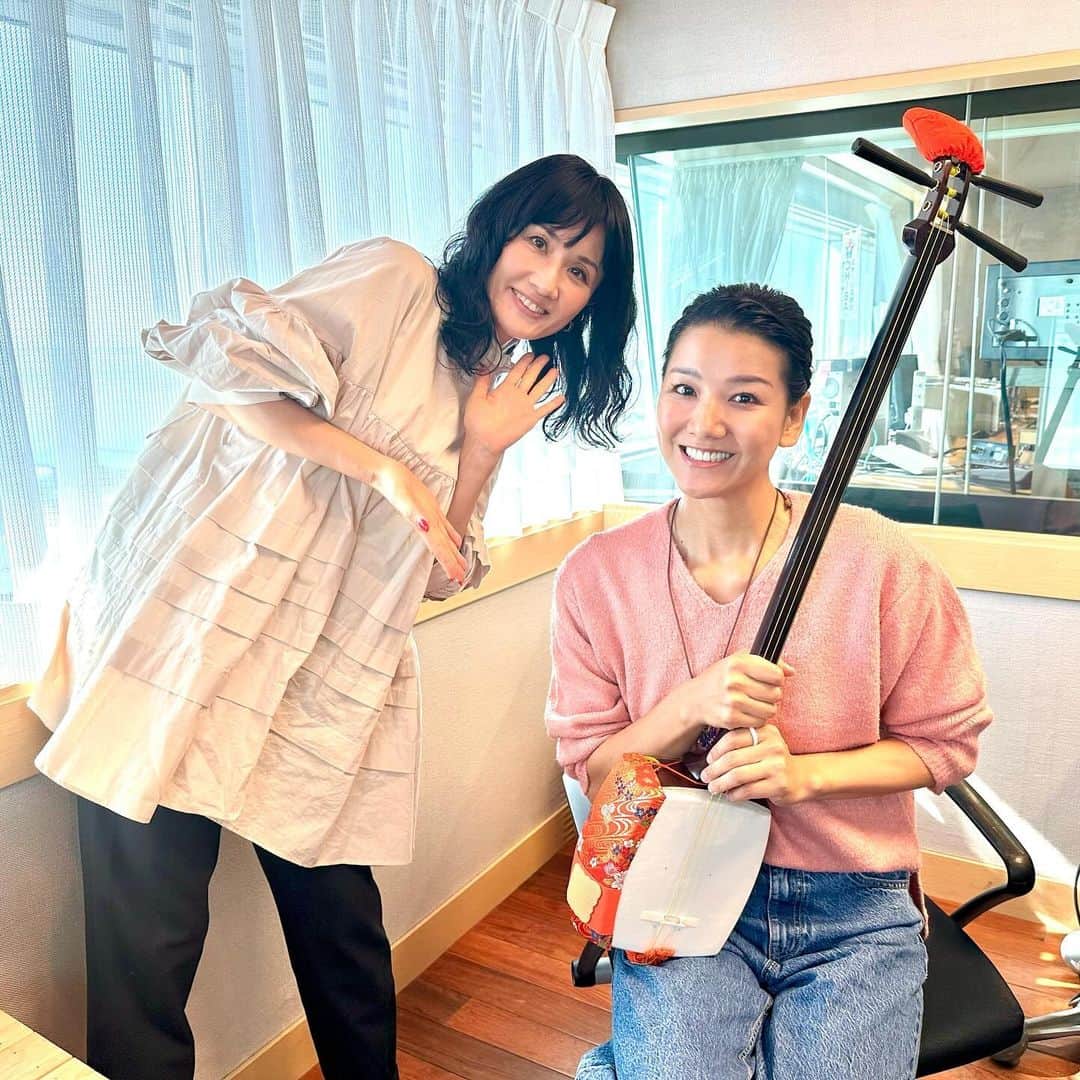 林家あずみのインスタグラム：「昨日はbayfmのit!! 生放送ラジオ3時間！ 昇也お兄さんの代演をつとめさせてもらえました😍  海の一望出来るオシャレなスタジオで✨  そして春原さんがとんでもなく素敵なリードで私を自由にさせて下さる包容力に甘えさせてもらい ただ楽しくお喋りし、3時間があっという間でした。  温かく優しいスタッフの皆様 ありがとうございます。  昇也お兄さん、私を代打に選んで下さり本当にありがとうございます。 そして私がやりやすくなるように 素敵なメッセージのお心遣いを本当にありがとうございました😍🙏  そしてそして温かすぎるメールやXでのコメントを沢山送って下さいました皆様！ありがとうございます！  苦情いっぱい来ちゃうかしら、、、と不安でしたが、温かいお言葉いっぱいで🥹❤️  そして浅草演芸ホールに移動し 白鳥師匠のひざ（とりの師匠の直前の高座）を努めて 1日があっという間に終わりました。  幸せな1日をありがとうございました。  #bayfm_it  #春原佑紀さん #春風亭昇也お兄さん #林家あずみ」