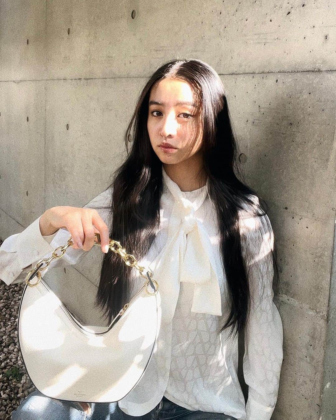 kokiのインスタグラム：「#VLogoMoonBag @maisonvalentino  エレガントで美しいバッグ🥰 お気に入りです💗」