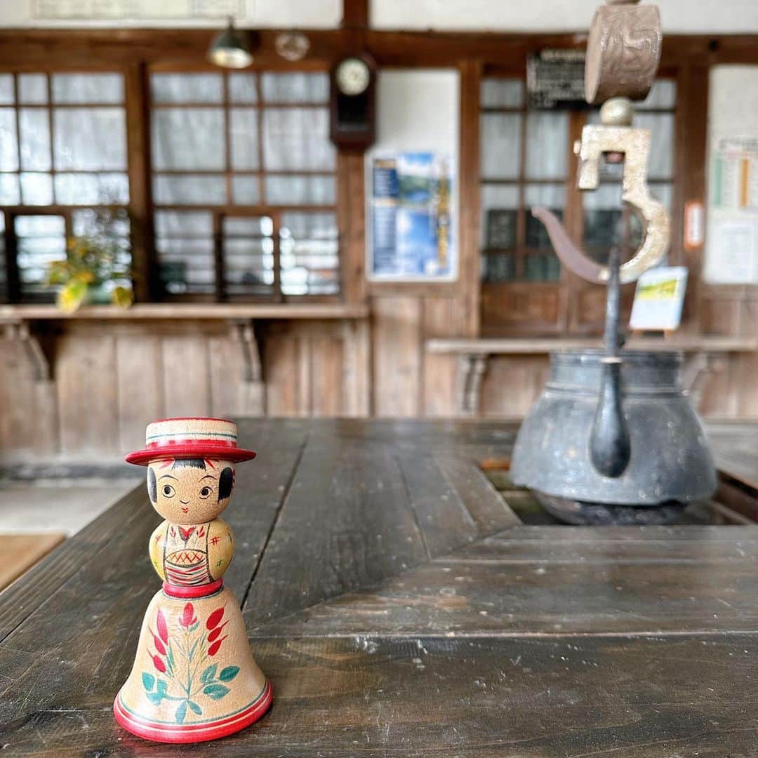 村井美樹のインスタグラム：「忘れた頃にまた更新（笑） #山形鉄道フラワー長井線 の旅④  この旅で1番訪れてみたかった #羽前成田駅 の木造駅舎😆 1922年（大正11年）開業の駅で、西大塚駅と共に国の登録有形文化財に指定されています。  素朴な造りの西大塚駅と比べると、半切妻屋根のポーチや切符売り場のカウンター下の意匠、窓口の板の装飾など、あちこちに洋風建築のお洒落なこだわりを感じます✨  地元の #羽前成田駅前おらだの会  @oradanokai の皆さんが駅の保存活動をされていて、開業当時の姿に復元されたそう。無人駅ですが、きれいにメンテナンスされていて、人の温かさが感じられました。  私が訪れた時は閉まっていましたが、昔の駅務室を利用した「駅茶（え?きっちゃ）」という部屋もありました。イベントなどで開いたりするのかな？  レトロな壁時計や囲炉裏も近年取り付けられたものだそうですが、ノスタルジックな駅舎の雰囲気にとても合っていて、ほっと和みます☺️  外はしとしと雨が降った止んだりのお天気。それが何とも言えず風情があって、居心地が良く、列車を待つ間も豊かな時間を過ごせました🥰  そして、ランチには羽前成田駅から徒歩20分の #なごみ庵 へ。農機具小屋をリノベーションしたお店で、こちらにも囲炉裏が！ 注文したのは「なごみ膳」。地元の農家のお母さんが、畑で採れたお野菜をたっぷり使った郷土料理を作ってくださいました。 初めて食べるのにどこか懐かしい、丁寧に作られたお料理に感動しました😋  #旅こけし　#阿部進矢工人」