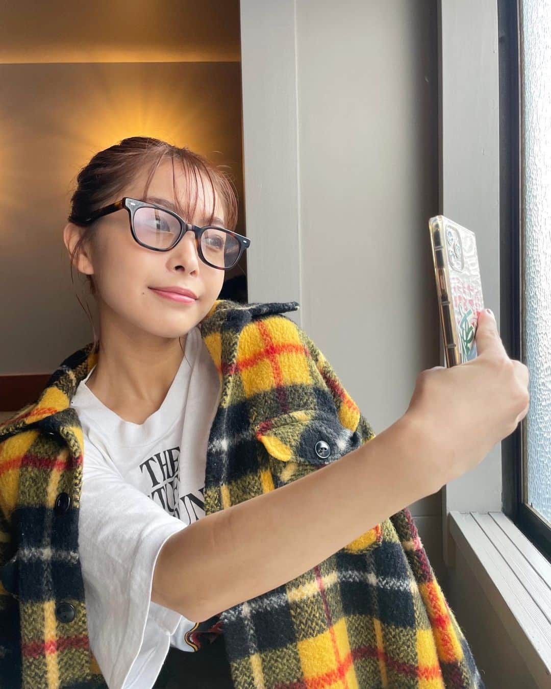 寺本莉緒のインスタグラム：「自撮りしてるところ🤳  昼からのんでるところ🤳」