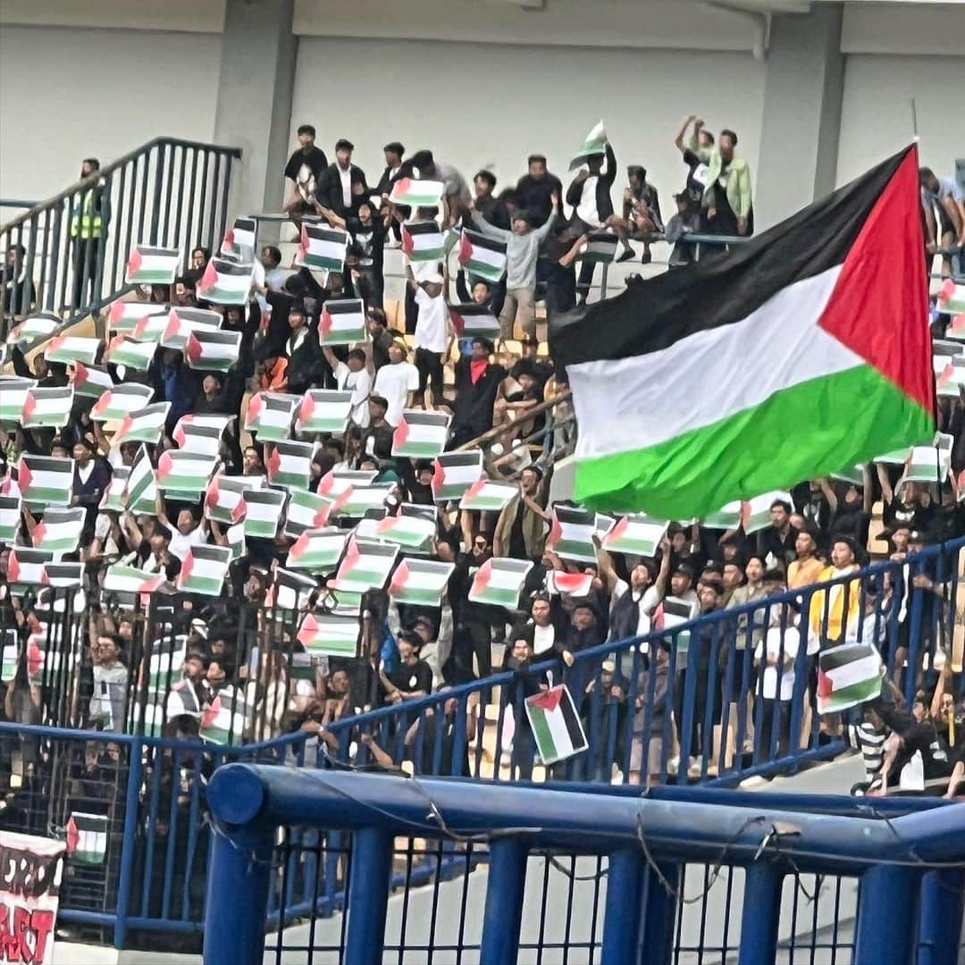 植田朝日さんのインスタグラム写真 - (植田朝日Instagram)「🇮🇩🇮🇩🇮🇩  ペルシブvsアレマ  スタジアムにはパレスチナのフラッグが目立ちます。🇵🇸  インドネシアはムスリムが多いからそうなるよね。  日本だったら即出禁になるんだろうな。。。苦笑  オレは平和を望みます。  #サッカー旅 #persib #persibday #FooTravelleR #インドネシア旅 #朝日旅」11月9日 13時16分 - asahiman