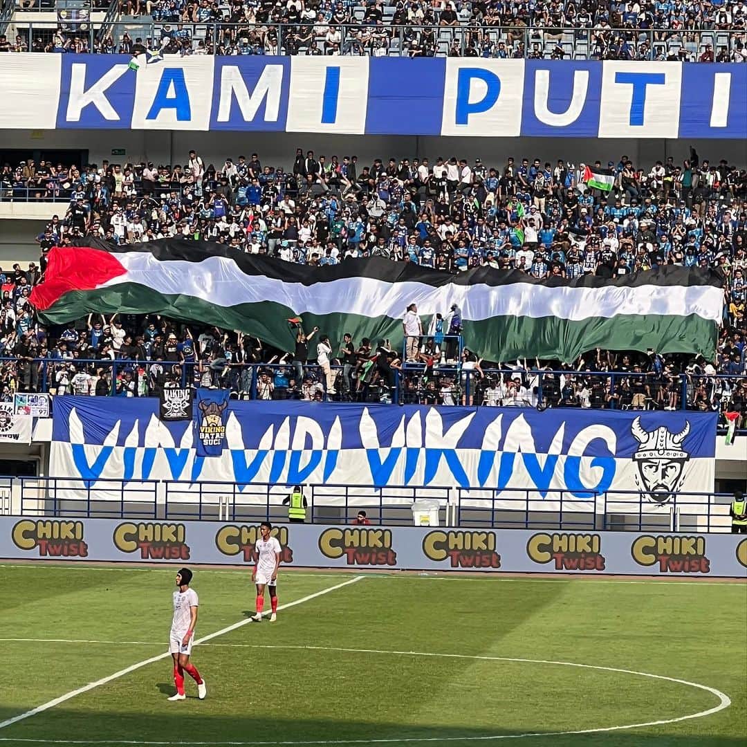 植田朝日のインスタグラム：「🇮🇩🇮🇩🇮🇩  ペルシブvsアレマ  スタジアムにはパレスチナのフラッグが目立ちます。🇵🇸  インドネシアはムスリムが多いからそうなるよね。  日本だったら即出禁になるんだろうな。。。苦笑  オレは平和を望みます。  #サッカー旅 #persib #persibday #FooTravelleR #インドネシア旅 #朝日旅」