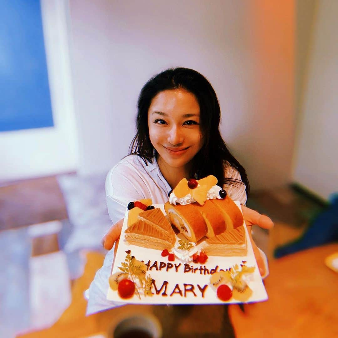 高橋メアリージュンのインスタグラム：「2023.11/8 また一つ歳を重ねることができました🎂  DMにもたくさんのお祝いメッセージありがとうございます💐  自分の誕生日がいつなのか知っていること 名前があること  生きたくて、生かされて、 こうして健康に歳を重ねることができていること  なんて恵まれていて幸せなことなのでしょうか🍀  新しい歳も自然や皆さんとの繋がりに感謝し、 あたたかく、明るく、軽やかに 自分らしく人生を楽しみたいと思います🌅  皆さん出会ってくれてありがとう🌿  Everything is the gift🙏  I love my life. I love myself. ---------------------------------------------------  2023.Nov.8th  I was able to grow another year older🎂 Thank you for all the messages.  I'm so happy because...  ・I know when my birthday is  ・I have my name  ・ I wanted to live, I was kept alive,and now I am able to grow old in good health.  I'm very lucky.   I am grateful for the connection with nature and everyone🌍  I want to enjoy life in my own way, warm, bright and light like love🌅  I love mylife. I love myself.  Thank you🤍🙏🌿」