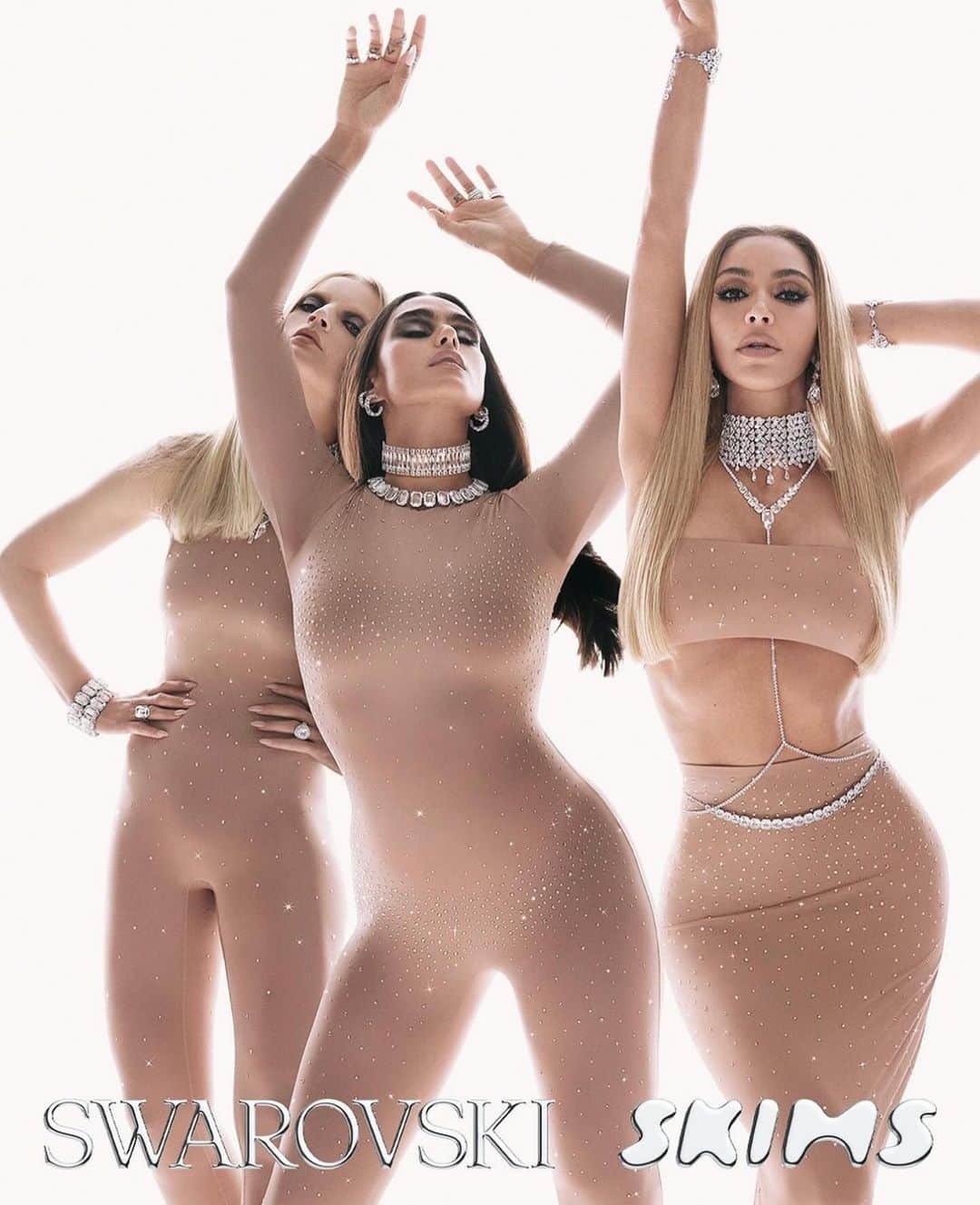 パク ・スジュさんのインスタグラム写真 - (パク ・スジュInstagram)「@swarovski x @skims ! @giovannaengelbert @kimkardashian  Photographer: @mertalas Styling: @mr_carlos_nazario Casting: @piergiorgio Hair: @jawaraw Make Up: @yad1m」11月9日 13時27分 - soojoo