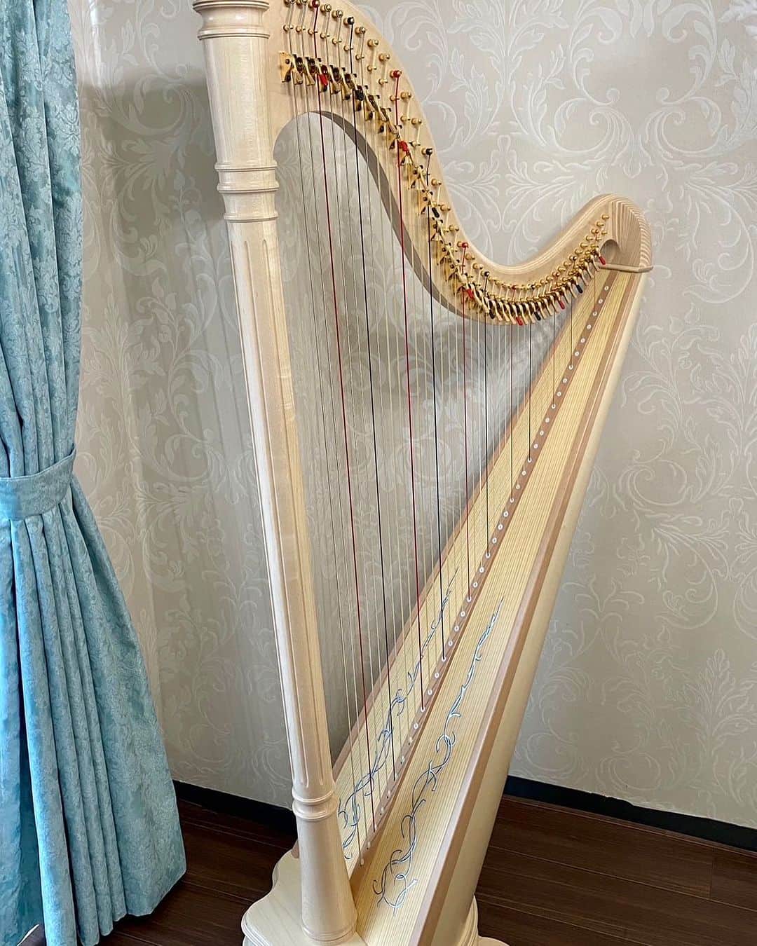 松岡みやびのインスタグラム：「#人生の転機  The beautiful new harp in my student room.  生徒さんから新しいハープが届いたと美しい写真を送っていただきました✨✨  salvi イタリア製🇮🇹 ANA deluxe Natural 40弦  グランドハープに形が似ていますがペダルではなく手のレバーで半音操作します✨  最高級のレバーハープ約100万円  壁紙もカーテンもご自身でDIYなさったそうで、エレガントな水色のハープ模様にぴったりなお部屋ですね🩵  初心者にしては高価な金額で迷われる方々も多いと思いますが、単なる楽器ではなく人生を共に歩むパートナーとして一生大切に毎日心ときめく✨存在になるのであれば、  ハープは幸せに導いてくれる女神様になり、お部屋を浄化してくれるパワースポットになります🗽  生徒さんから心のこもった感動的なメッセージをいただきましたのでご紹介しますね💖  ・・・・・・・・・・・・・・・  SalviのAna DELUXEのナチュラル様とご縁があり、本当に嬉しいです。あのとき「上達したらにしようかな…」という迷いに負けず、勇気を出して買い換えることを選んでよかったとつくづく思います！！練習やハープへの想いが一気に変化しました。  一流の物には一流の理由があり、ここに来るまでに携わってくださった方達の技術や想いが乗ってくれる気がして、存在そのものから深い愛情を感じられますね。。 これまでの人生で一番感動したお買い物になりました。  それもこれも、すべてはみやび先生との出逢いがきっかけです。 みやび先生を知ってまだ半年ですが、人生がガラッと変わって、今も進化の最中です。  本当に感謝してもしきれないし、今世はこれから先もずっとミヤビメソードで繋がっている人生を歩みたいです。  みやび先生、本当にありがとうございます。  みやび先生が大好きです🪄」