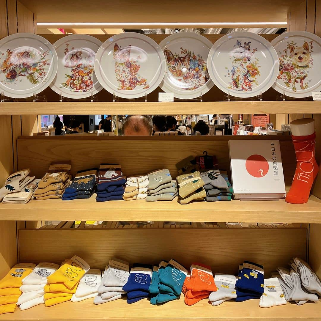 銀座 蔦屋書店さんのインスタグラム写真 - (銀座 蔦屋書店Instagram)「"【XMAS 2023】bpbp POP UP SHOP -心温まる冬の贈りもの-  アーティストの想いを届けるクリエイティブレーベルbpbp<ビーピービーピー>のPOP UP SHOPを銀座 蔦屋書店で開催中です。  ソックスをはじめ、ニット製品や九谷焼プレートなどの9名のアーティストの作家性が発揮されたプロダクトを期間限定でご紹介します。  １年間頑張ったご自身向けにはもちろん、冬の贈り物にもおすすめのデザイン性溢れる色柄豊富なプロダクトが揃うこの機会に、ぜひお立ち寄りください。   [作家・ブランド紹介] 北村人 クレヨンの素朴なタッチを活かし、動物たちの姿を素直に描いています。柔らかく温もり溢れるその絵柄は見ている人の心も温かくし、共に歩くことを楽しくしてくれます。絵本『パッポー』と同柄のソックスは、親子お揃いで着用をお楽しみいただけます。   matsui いぬのモチーフを中心に、シンプルな線と色で、親しみやすい形や動きを出せるよう心掛けてイラストを制作するmatsuiさん。犬種は特に意識せず、身近なワンちゃんを想像しながら見てもらえるよう制作された作品がプロダクトになりました。   松尾ミユキ 身近な場所から遠い地域まで、多種多様な動物が描かれています。”Love Nature, Save Animals”テーマに、絶滅危惧種や希少種を知ってもらいたいという気持ちも込められています。それぞれの環境に思いを馳せることで、お買い物が環境保全の寄付に繋がる、より良い未来に繋がるプロジェクトです。   氷室友里 靴下という構造をふんだんに活かして大きな花や植物が描かれています。テキスタイルから生まれたBloom Collectionが再現されていて、見える位置によって大きく印象の変わるその靴下は、日々の生活にちょっとした彩りを加えてくれます。   タケダヒロキ 動物のかわいらしさを表現しつつ、リアルで立体的に描く水彩画家アーティスト・タケダヒロキさん。繊細で丁寧な色のグラデーションは水彩画ならではの色使いで、作品を見る人の心を躍らせるテクニックが詰まっています。ホワイトベースのキャンバスにカラフルに描かれる作品から、あふれ出す生命力とポジティブなエネルギーを存分に感じられます。   布川愛子 擬人化された動物たちの、ちょっぴりシュールでウィットに富んだタッチが特徴。イラストレーターとして、また絵本作家としても活躍されています。生活に自由度が戻った2023年に、『会いたい人にお花を持って会いに行こう』をテーマに描きおろされた作品がプロダクトになりました。   鎌村和貴 モノクロの世界観から力強さやあたたかみ、かすれによる繊細な表現など、見る人を飽きさせない躍動感を感じられます。ポジティブなワードが表現された”message product”には、自分を肯定する・相手を肯定する前向きなメッセージが込められています。文字や線の表現でありながら、抽象的な幾何学模様のようにも見える独特の世界観で、流れるような筆圧のバランス感と削ぎ落されたシンプルなラインがクールです。   YUYA 切り絵作家のYUYAさんの作品たちが、ソックスに再現されています。ハサミでペーパーカットしたかくかくしたバードモチーフは、どこか北欧を思わせるデザインテイスト。数字の鳥やアルファベットの鳥など、モチーフに扮した鳥たちを探すのも楽しみのひとつです。お気に入りのバードモチーフを見つけてみませんか。   松本セイジ イラストレーター・松本セイジの描くアート作品から誕生したキャラクター「ねずみのANDY」が初のソックスに。大好きなチーズを運んだり、埋もれたりするANDY。特徴的な目の表現やアウトラインの再現にこだわった、アート感溢れるプロダクトです。   bpbp bpbpはアーティストの想いを届けるプロダクトブランドです。 日常を彩るファッションアイテムをはじめ、インテリアのアクセントになるブランケットなど、アーティストの作品をライフスタイルに取り入れられるプロダクトを展開します。   [販売について] 11月3日(金)より銀座 蔦屋書店の店頭にて販売中です。   会期 2023年11月3日(金) - 2023年12月25日(月) ※終了日は変更になる場合があります。  時間 10:30～21:00 場所 文具売り場  主催 銀座 蔦屋書店  問い合わせ先 03-3575-7755  ▶詳細はこちら https://store.tsite.jp/ginza/event/stationery/36299-1602141004.html  #bpbp #北村人 #matsui #松尾ミユキ #氷室友里#タケダヒロキ #布川愛子 #鎌村和貴　#YUYA #松本セイジ #クリスマスギフト #クリスマスプレゼント #christmasmood #christmasgifts #holidayseason #gsix #ginzasix #銀座 #蔦屋書店 #ginza #銀座蔦屋書店 #ginzatsutayabooks #tsutayabooks」11月9日 13時25分 - ginza_tsutayabooks