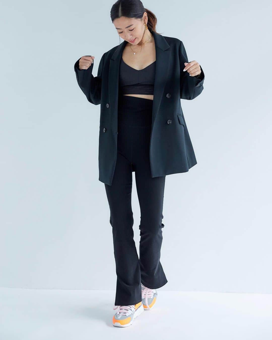 野沢和香のインスタグラム：「美脚RIB FLARE LEGGINGS  SUPER HIGH  RISE この新しいリブレギンス🖤運動だけじゃなく日常使いができるパンツ、めちゃくちゃ美脚に見えるマジックパンツ✌️  そしてスーパーーーハイウエストで、腕を上げてもお腹が見えない♪お腹を温活できるし😙 短いブラトップと合わせても肌が見えるのはアンダーの下、数cmくらいでコーデの幅が広がります♡  サイズはレングス違いでご用意しました！ S-short.  S-tall. M-short. M-tall. この写真の私はS-tallサイズを履いております。 スライドにshortとtallを履きつらベている写真を載せてみたので参考にしてね🙋‍♀️  最近はヨガレギンスもフレアタイプが流行しておりますが、極端なフレアは大人が試しにくい😕と思い、程よいフレア&美脚に見えるラインを徹底的に試しました♪ キックバックの回復率のものすご〜いストレッチ生地でリブだから、日常のパンツとしても活躍間違いなし。  同じリブtopとセットアップにしてもモチロン✨ 写真のようにジャケットや、他のアイテムと合わせても着回し力抜群の1本です😍🙆‍♀️ こちらのデイリージャケットも明日再販いたします。  11/10(金曜）21時〜 （ジャケットやその他のアイテムはすぐにお届け このリブヨガセットUPは12月末お届けの商品になります） インスタライブを明日19：45〜からやります🙋‍♀️」