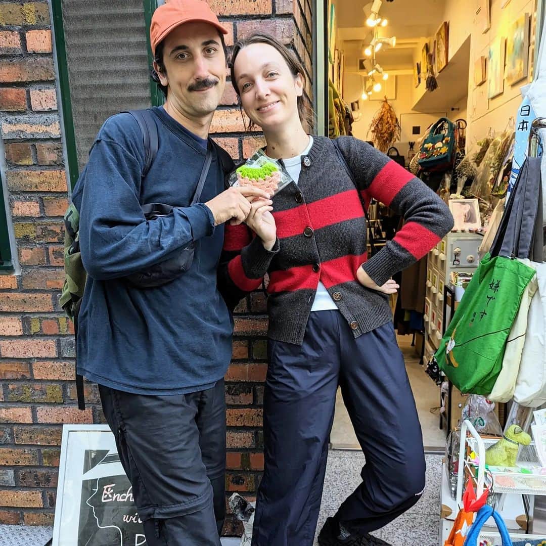 平井富子のインスタグラム：「A lovely French couple appears！  バリからPaulさんとJassicaさんがアンシャンテに、、  日本は、２回目。京都や屋久島を観光。明日、帰国とか。最後の日に来て頂き嬉しい〜  東日本大震災の被災者さん達が編んでいる「アクリルたわし」を気に入って頂きました。復興はこれから〜 ありがとうございます!  日本の最後の日をお楽しみ下さい〜」