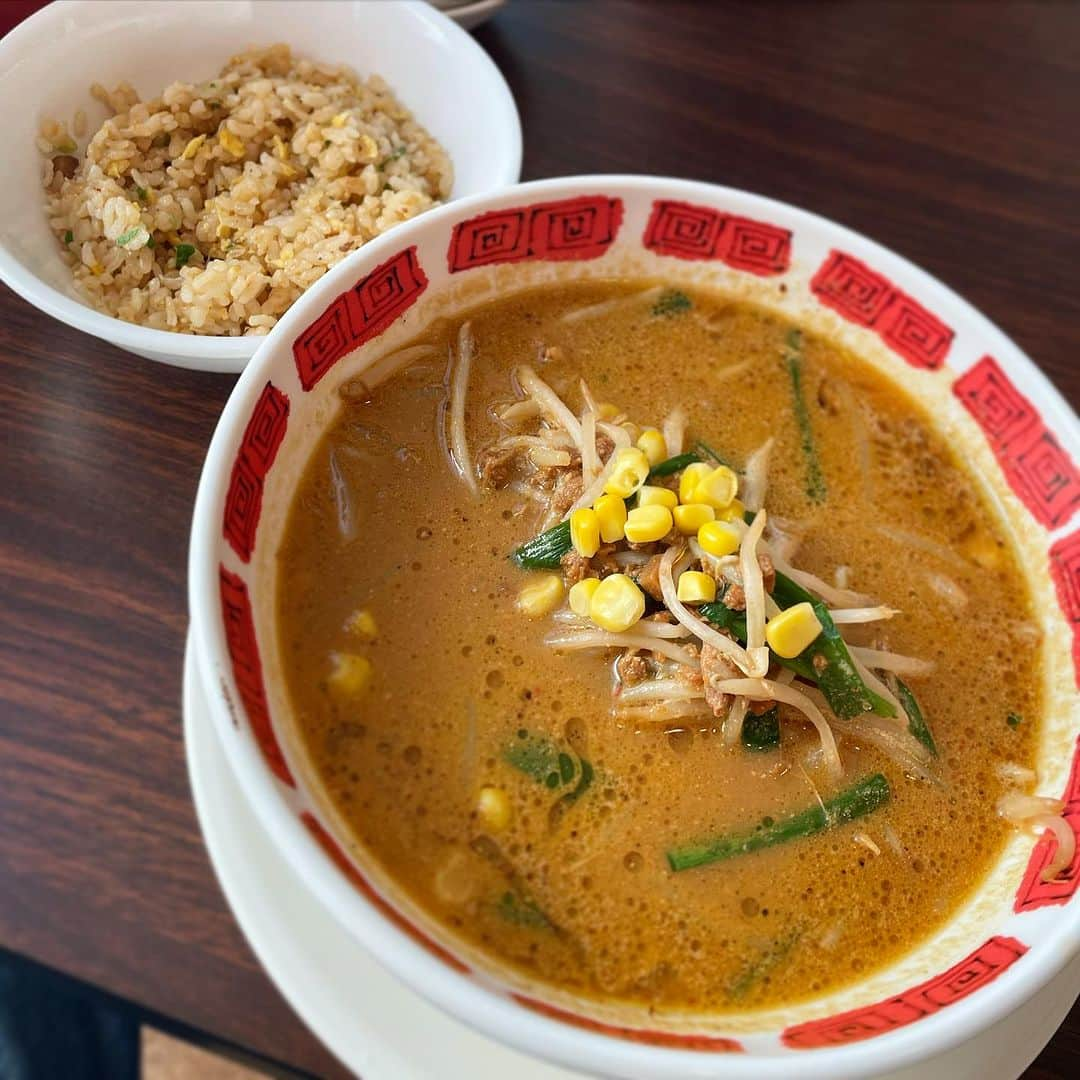 木村ひさしのインスタグラム：「最高のおっさんの昼ごはん。 バーミヤン　黒マー油の味噌ラーメン(麺半盛り)＋半チャーハンから揚げセット から揚げ来なかったけど味噌ラーメンが美味しかったから許す。ボタンの押し間違いの可能性もあるよん。 #最高のおっさんの中華料理 #最高のおっさんのロケハン飯  #2024チャレンジ第一弾」