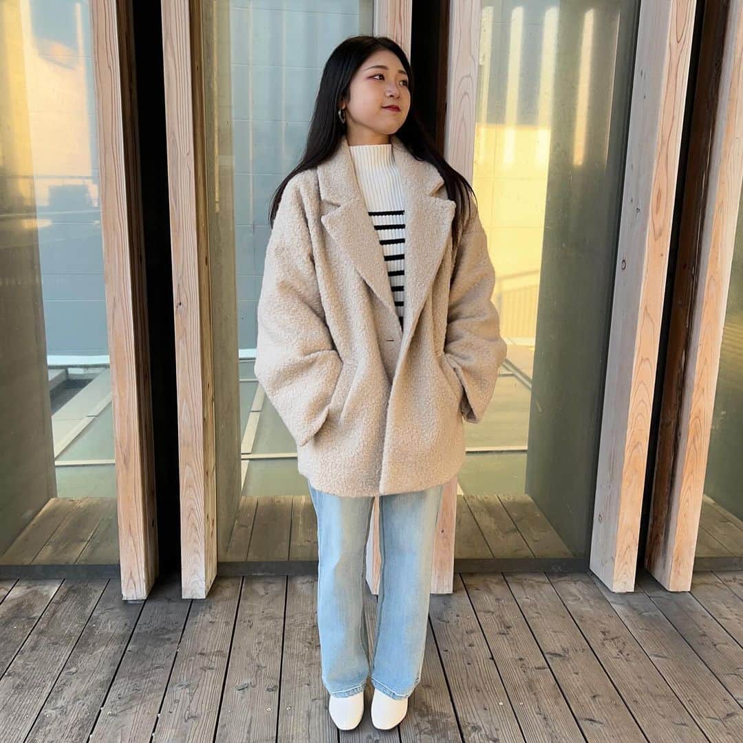 神戸レタス三宮店さんのインスタグラム写真 - (神戸レタス三宮店Instagram)「． もうすぐコートの季節が来ますね🧥⛄️ ミドル丈なのでパンツにもスカートにも合わせやすいテーラードコートです‼️  プードル毛のようなくるくる、ぽこぽこな素材がかわいい🐩🩷  ゆったりしてるので着込んでも◎ 体型カバーも◎  🏷️K1244 ¥4,990(taxin) リングウールテーラードコート  ▶︎▶︎▶︎STAFF れいな　156cm(姫路店)  #kobelettuce #神戸レタス #神戸レタスコーデ #レタジョ #プチプラ #プチプラコーデ #コート #テーラードコート #秋服 #デニムコーデ #ootd #fashion #code #coordinate #himeji #姫路 #aeonmall_toyokawa_topic」11月9日 13時37分 - kobe_lettuce_realshop