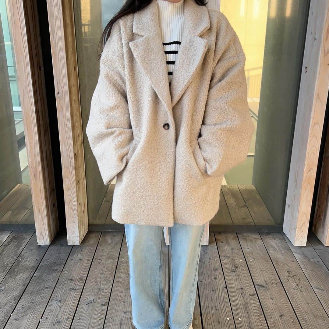神戸レタス三宮店さんのインスタグラム写真 - (神戸レタス三宮店Instagram)「． もうすぐコートの季節が来ますね🧥⛄️ ミドル丈なのでパンツにもスカートにも合わせやすいテーラードコートです‼️  プードル毛のようなくるくる、ぽこぽこな素材がかわいい🐩🩷  ゆったりしてるので着込んでも◎ 体型カバーも◎  🏷️K1244 ¥4,990(taxin) リングウールテーラードコート  ▶︎▶︎▶︎STAFF れいな　156cm(姫路店)  #kobelettuce #神戸レタス #神戸レタスコーデ #レタジョ #プチプラ #プチプラコーデ #コート #テーラードコート #秋服 #デニムコーデ #ootd #fashion #code #coordinate #himeji #姫路 #aeonmall_toyokawa_topic」11月9日 13時37分 - kobe_lettuce_realshop