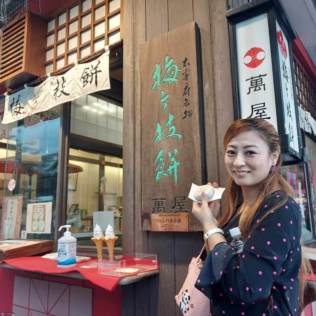 小野友葵子さんのインスタグラム写真 - (小野友葵子Instagram)「【太宰府天満宮】  福岡公演翌日は、 ピアニスト樋口晃子ちゃんと大宰府天満宮へ。  大宰府と言えば、 大好物の梅が枝餅！！  2個も食べちゃいました。💕  やっぱり焼きたては、 最高に美味しい～～！！  ブラブラと参道を歩いていると、雨が降ってきたので、この日のお洋服に合わせて、ピンクのドットの傘を購入。☂  紅葉もキレイでした。🍁  お参りもしてきましたよ。✨  お昼ご飯は、 縁結び食堂蕎麦なみ満さんでお蕎麦を。  福岡で一番古い酒蔵、大賀酒造の玉出泉をいただきながら、おそば2枚をペロリ！！😋  美味しかったです。💖  雨がどんどん強くなり、傘を持ってたこともあり、晃ちゃんとのツーショット写真が一枚もなくて、残念。😢💦  ｡.｡:+* ﾟ ゜ﾟ *+:｡.｡:+* ﾟ ゜ﾟ *+:｡.｡ 🎵2023/11/12（日）15:00 酵素クレープ専門店クレープアリサ東京 https://ameblo.jp/onoyukiko/entry-12825208626.html  📻2023/11/18（土） 動画配信型ラジオレギュラー冠番組 『小野友葵子のBella Serata‼』 第1、第3土曜日 21：00～21：50生放送中 https://ameblo.jp/onoyukiko/entry-12827545902.html  💿小野友葵子コラボ参加CD発売中！ https://ameblo.jp/onoyukiko/entry-12800332342.html  🎼小野友葵子プロデュース若手オペラ歌手グループ『I  BOCCIOLI』メンバー募集中！ https://ameblo.jp/onoyukiko/entry-12800609513.html ｡.｡:+* ﾟ ゜ﾟ *+:｡.｡:+* ﾟ ゜ﾟ *+:｡.｡ 🌹HP https://www.onoyukiko.com/ 🌹ブログ http://ameblo.jp/onoyukiko 🌹Instagram（yukikoonosoprano） https://www.instagram.com/yukikoonosoprano/ 🌹Twitter https://twitter.com/yukiko_ono 🌹YouTube（YukikoOno小野友葵子） https://www.youtube.com/user/VitaRoseaYukikoOno 🌹小野友葵子のコンサートってどんな感じ？ https://youtu.be/bWges5LlLnw ｡.｡:+* ﾟ ゜ﾟ *+:｡.｡:+* ﾟ ゜ﾟ *+:｡.｡  #太宰府 #太宰府天満宮 #梅が枝餅 #ドットコーデ #縁結び食堂蕎麦なみ満 #なみ満 #大賀酒造 #玉出泉 #恵の雨 #樋口晃子 #ソプラノ歌手 #オペラ歌手 #オペラ #錦戸部屋女将 #バラ好き #パンダ好き #ミラノ #イタリア #ラジオパーソナリティー #プロデューサー #若手アーティスト支援 #デビュー15周年」11月9日 13時39分 - yukikoonosoprano