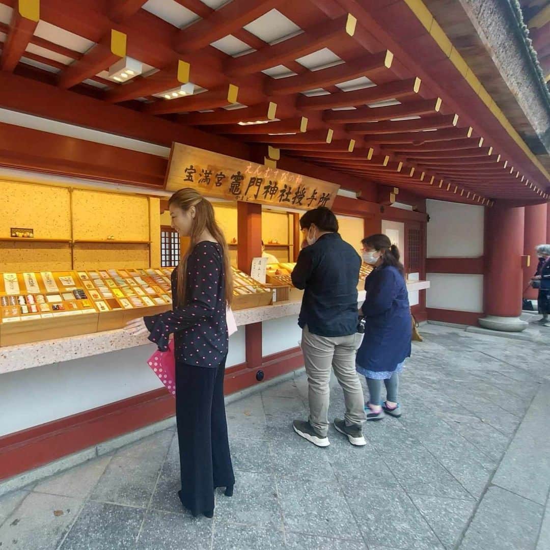 小野友葵子さんのインスタグラム写真 - (小野友葵子Instagram)「【太宰府天満宮】  福岡公演翌日は、 ピアニスト樋口晃子ちゃんと大宰府天満宮へ。  大宰府と言えば、 大好物の梅が枝餅！！  2個も食べちゃいました。💕  やっぱり焼きたては、 最高に美味しい～～！！  ブラブラと参道を歩いていると、雨が降ってきたので、この日のお洋服に合わせて、ピンクのドットの傘を購入。☂  紅葉もキレイでした。🍁  お参りもしてきましたよ。✨  お昼ご飯は、 縁結び食堂蕎麦なみ満さんでお蕎麦を。  福岡で一番古い酒蔵、大賀酒造の玉出泉をいただきながら、おそば2枚をペロリ！！😋  美味しかったです。💖  雨がどんどん強くなり、傘を持ってたこともあり、晃ちゃんとのツーショット写真が一枚もなくて、残念。😢💦  ｡.｡:+* ﾟ ゜ﾟ *+:｡.｡:+* ﾟ ゜ﾟ *+:｡.｡ 🎵2023/11/12（日）15:00 酵素クレープ専門店クレープアリサ東京 https://ameblo.jp/onoyukiko/entry-12825208626.html  📻2023/11/18（土） 動画配信型ラジオレギュラー冠番組 『小野友葵子のBella Serata‼』 第1、第3土曜日 21：00～21：50生放送中 https://ameblo.jp/onoyukiko/entry-12827545902.html  💿小野友葵子コラボ参加CD発売中！ https://ameblo.jp/onoyukiko/entry-12800332342.html  🎼小野友葵子プロデュース若手オペラ歌手グループ『I  BOCCIOLI』メンバー募集中！ https://ameblo.jp/onoyukiko/entry-12800609513.html ｡.｡:+* ﾟ ゜ﾟ *+:｡.｡:+* ﾟ ゜ﾟ *+:｡.｡ 🌹HP https://www.onoyukiko.com/ 🌹ブログ http://ameblo.jp/onoyukiko 🌹Instagram（yukikoonosoprano） https://www.instagram.com/yukikoonosoprano/ 🌹Twitter https://twitter.com/yukiko_ono 🌹YouTube（YukikoOno小野友葵子） https://www.youtube.com/user/VitaRoseaYukikoOno 🌹小野友葵子のコンサートってどんな感じ？ https://youtu.be/bWges5LlLnw ｡.｡:+* ﾟ ゜ﾟ *+:｡.｡:+* ﾟ ゜ﾟ *+:｡.｡  #太宰府 #太宰府天満宮 #梅が枝餅 #ドットコーデ #縁結び食堂蕎麦なみ満 #なみ満 #大賀酒造 #玉出泉 #恵の雨 #樋口晃子 #ソプラノ歌手 #オペラ歌手 #オペラ #錦戸部屋女将 #バラ好き #パンダ好き #ミラノ #イタリア #ラジオパーソナリティー #プロデューサー #若手アーティスト支援 #デビュー15周年」11月9日 13時39分 - yukikoonosoprano