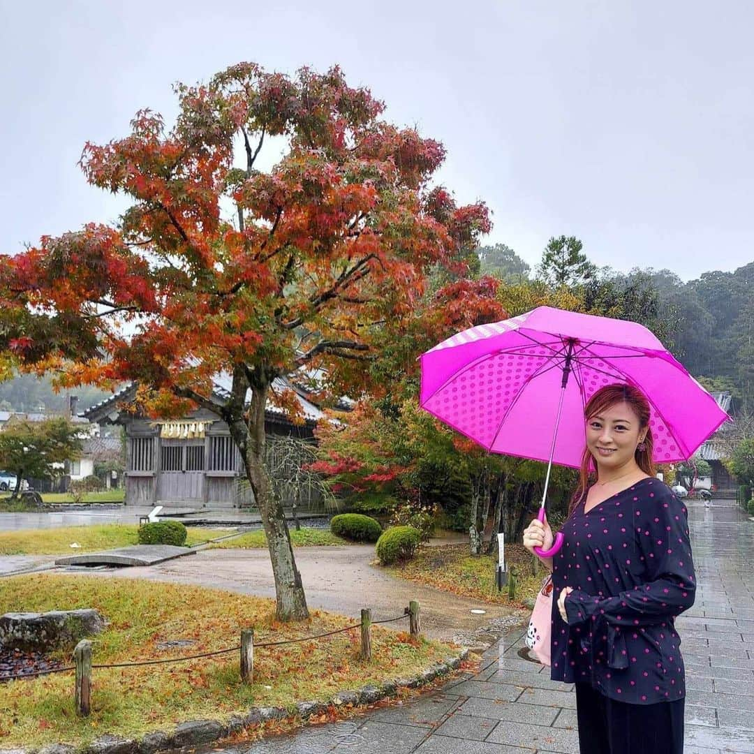 小野友葵子さんのインスタグラム写真 - (小野友葵子Instagram)「【太宰府天満宮】  福岡公演翌日は、 ピアニスト樋口晃子ちゃんと大宰府天満宮へ。  大宰府と言えば、 大好物の梅が枝餅！！  2個も食べちゃいました。💕  やっぱり焼きたては、 最高に美味しい～～！！  ブラブラと参道を歩いていると、雨が降ってきたので、この日のお洋服に合わせて、ピンクのドットの傘を購入。☂  紅葉もキレイでした。🍁  お参りもしてきましたよ。✨  お昼ご飯は、 縁結び食堂蕎麦なみ満さんでお蕎麦を。  福岡で一番古い酒蔵、大賀酒造の玉出泉をいただきながら、おそば2枚をペロリ！！😋  美味しかったです。💖  雨がどんどん強くなり、傘を持ってたこともあり、晃ちゃんとのツーショット写真が一枚もなくて、残念。😢💦  ｡.｡:+* ﾟ ゜ﾟ *+:｡.｡:+* ﾟ ゜ﾟ *+:｡.｡ 🎵2023/11/12（日）15:00 酵素クレープ専門店クレープアリサ東京 https://ameblo.jp/onoyukiko/entry-12825208626.html  📻2023/11/18（土） 動画配信型ラジオレギュラー冠番組 『小野友葵子のBella Serata‼』 第1、第3土曜日 21：00～21：50生放送中 https://ameblo.jp/onoyukiko/entry-12827545902.html  💿小野友葵子コラボ参加CD発売中！ https://ameblo.jp/onoyukiko/entry-12800332342.html  🎼小野友葵子プロデュース若手オペラ歌手グループ『I  BOCCIOLI』メンバー募集中！ https://ameblo.jp/onoyukiko/entry-12800609513.html ｡.｡:+* ﾟ ゜ﾟ *+:｡.｡:+* ﾟ ゜ﾟ *+:｡.｡ 🌹HP https://www.onoyukiko.com/ 🌹ブログ http://ameblo.jp/onoyukiko 🌹Instagram（yukikoonosoprano） https://www.instagram.com/yukikoonosoprano/ 🌹Twitter https://twitter.com/yukiko_ono 🌹YouTube（YukikoOno小野友葵子） https://www.youtube.com/user/VitaRoseaYukikoOno 🌹小野友葵子のコンサートってどんな感じ？ https://youtu.be/bWges5LlLnw ｡.｡:+* ﾟ ゜ﾟ *+:｡.｡:+* ﾟ ゜ﾟ *+:｡.｡  #太宰府 #太宰府天満宮 #梅が枝餅 #ドットコーデ #縁結び食堂蕎麦なみ満 #なみ満 #大賀酒造 #玉出泉 #恵の雨 #樋口晃子 #ソプラノ歌手 #オペラ歌手 #オペラ #錦戸部屋女将 #バラ好き #パンダ好き #ミラノ #イタリア #ラジオパーソナリティー #プロデューサー #若手アーティスト支援 #デビュー15周年」11月9日 13時39分 - yukikoonosoprano