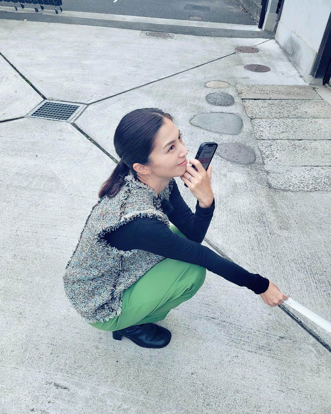 安田美沙子さんのインスタグラム写真 - (安田美沙子Instagram)「少し前に、ロケにいきました🌿  メイクさんが撮ってくれた📷  前髪がなくなって、長さも出て来たから、なんだか新鮮。  でも切りたい欲が。。。笑  前髪はせっかくなくなったから我慢しよう。  長さは変えようかなー✨悶々。笑  また、ロケが残ってるので、終わったらお知らせしますね🤍  #shooting #ここはどこでしょう #いいとこでした #ゆっくり巡りたい場所」11月9日 13時39分 - yasuda_misako