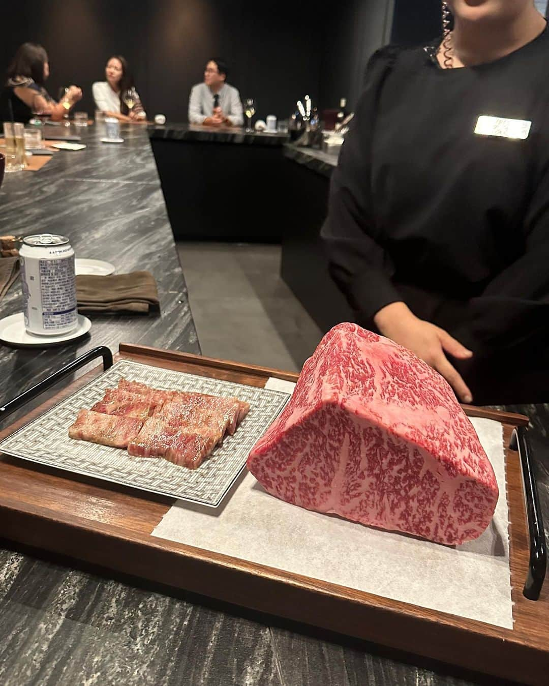 セリ さんのインスタグラム写真 - (セリ Instagram)「배고프니 생각나는 천국의 맛...   ‘일곱 번째 문’을 뜻하는 세븐스도어✨  미각의 천국으로 가는 궁극의 여정으로 한국 식문화의 발효와 숙성 방법에 집중하여 심도 있게 풀어낸 미쉐린 다이닝   미각의 천국이라더니 지쨔 천국 다녀와짜나여 🤤... 숙성식재료들부터 구성 난리나구여 생일빠아압 넘 잘먹어따 아엠 한식 러버🫶🏻  7th Door represents the crowning stage of Chef Kim Dae-chun in his 20-year quest for gastronomic heaven. The cornerstone in this new dining experience is how he bases his vast repertoire of different culinary practices on the Korean art of fermentation and aging. At 7th Door, it is not only to discover new tastes, but also to rediscover old tastes.  お腹が減って思い出した天国の味… ’7番目のドア’を意味するセブンズドア✨  味覚の天国にいく究極の旅行として韓国の食文化の発酵と熟成方法に集中して深く解釈したミシュランダイニング  味覚の天国って聞いたけどほんっとの天国に行ってきたじゃないですかあ🤤... 熟成式材料から構成までとんでもないし誕生日ご飯とっても美味しく食べましたあ アイアム韓食ラバー🫶🏻  #7thdoor #세븐스도어 #미슐랭1스타  #한식다이닝 #김대천셰프 #생일빠아압🙏  #韓国料理 #韓国グルメ #韓国旅行」11月9日 13時39分 - shabet_serri