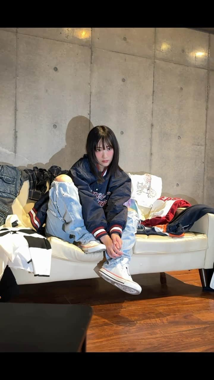 生駒里奈のインスタグラム：「✴︎⁣ IKOMA RINA2024卓上カレンダーの⁣ 撮影の様子です〜(*´꒳`*)⁣ ⁣ 受注販売です14日まで受付してるから、⁣ 忘れない様にね✨⁣ ⁣ #生駒ちゃん⁣ #カレンダー⁣ #モノクローズ」