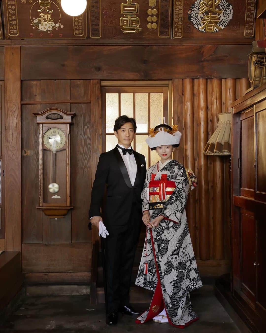 萬屋本店さんのインスタグラム写真 - (萬屋本店Instagram)「大正時代、革新的で華やかなスタイルであった王道のブラックタキシードに1点物の振袖を合わせて  #鎌倉	#湘南	 #大正ロマン	#和婚	#萬屋本店	#結婚式	 #プレ花嫁	#ウェディング	#結婚式準備	#花嫁　#ウェディングアイテム #披露宴会場	#式場探し #花嫁小物	#ウェディングブーケ #和装ヘアメイク　#2024春婚　#2024夏婚 #realwedding #realbride #japanwedding #bridestyle #kimono #kimonostyle #japaneseculture」11月9日 13時45分 - kamakura.yorozuya
