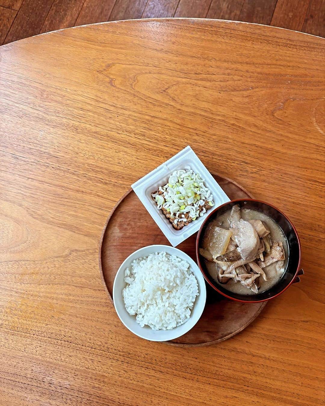 猫沢エミさんのインスタグラム写真 - (猫沢エミInstagram)「みなさん、ただいま♥️🇯🇵  今回の滞在は、べっちこと @tanabemayumi のステキングハウス🏠✨先輩のあんこさんとおはぎさん（じゃなくてわらびさんでした🤣）に三つ指ついてご挨拶しました。  昨夜は、今回の出版に絡んだ担当編集者さんが結集しての懇親会でした。いやーもう、なに食べても思わず目を閉じて、それぞれの素材とふたりっきりになっちゃうね！  朝はパンをテキトーに食べると言ったら、べちこが「納豆ごはんを食べろ❗️」とごはんを炊いてくれた😭  新米のもちもちとした食感。冷凍じゃない納豆。そしてしみじみとした煮物。そりゃ日本人は長生きするわ。発酵食と根菜類をこんなに食べているんだもの。  今朝は目覚めてまずいそいそとコンビニへ。  ……かゆいところに手が届きまくりワンダラーン✨  コンビニに無印良品コーナーとか夢かしら⁉️  日本の凄さは、微に入り細に入り、人間の欲求と生理現象に限りなく応えてくれるところ。なにも我慢しなくていい‼️  こんな素晴らしい国はないはずなのに、なぜ私は日本を離れたの？　ふと、スーパー西友のど真ん中で立ち止まって考えた。  いや、考えてる場合じゃなかった。今日は盗難による日本側のカードや証明書の再発行に駆け回る日。  ナヴィゴをPASMO に取り替えて、いざ🏃‍♂️  #東京下町時間　#猫沢エミのパリ盗難日記」11月9日 13時43分 - necozawaemi