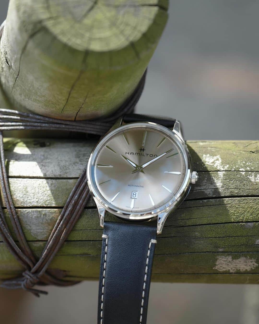 時計倉庫TOKIA 公式アカウントさんのインスタグラム写真 - (時計倉庫TOKIA 公式アカウントInstagram)「⌚️ 【商品紹介】 HAMILTON H38525721  今回はHAMILTONのお時計をご紹介します！ HAMILTONでも人気なジャズマスターモデル、上品なブロンズゴールドのフェイスにシルバーの針が映える上品なお時計です！ ベルトは黒のレザーにステッチが施されており、カジュアルな場面でも使えるデザインです。また、ベルトの付け替えを前提として作られているお時計なので雰囲気を変えたい時はベルトを変えることで何度でも新鮮に楽しめます！  大きさや実際の色味など、ぜひ店頭でお試しください！スタッフ一同、心よりお待ちしております🙇‍♀️  ……………………………………………………….................  ☟オンラインショップはプロフィールURLから☟ @tokia_official  ……………………………………………………….................  #時計倉庫 #時計倉庫tokia #腕時計 #watch #手表 #腕元倶楽部 #腕時計好きな人と繋がりたい #hamilton #hamiltonwatch #jazzmaster #ジャズマスター #ハミルトン時計」11月9日 13時53分 - tokia_official