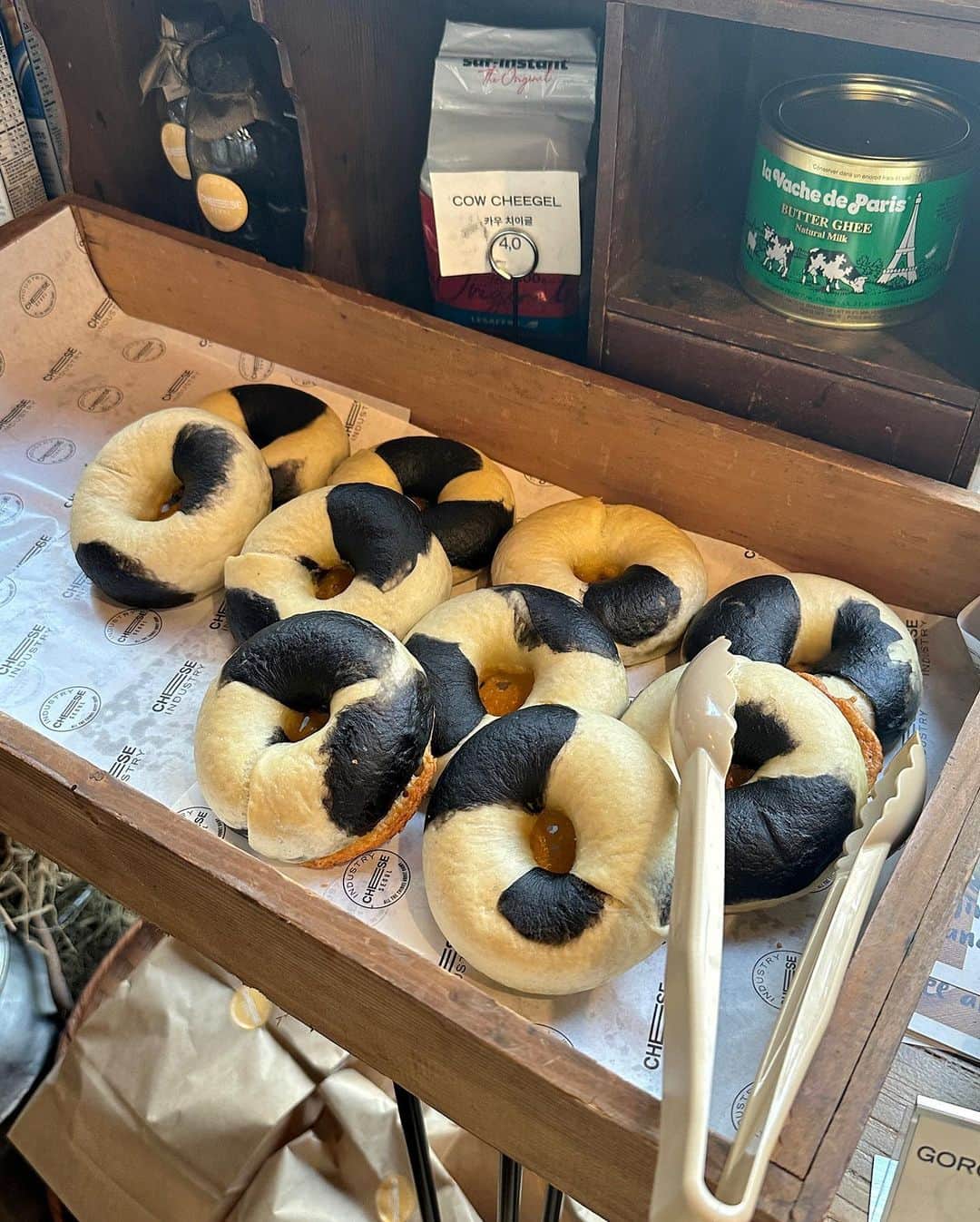 MeJiwooさんのインスタグラム写真 - (MeJiwooInstagram)「성수의 목장에 다녀왔어요🐄🧀🥛🤎 도심 속 귀여운 목장, #치즈인더스트리  오픈한지 얼마 안된 카페인듯싶은데 맛있는게 얼마나 많던지 ㄷ ㄷ  컨셉 진심인ㅋㅋ분위기 완전 대박이에요👏🏻  우리 쥬라기들두 가봐요💚」11月9日 13時46分 - mejiwoo103