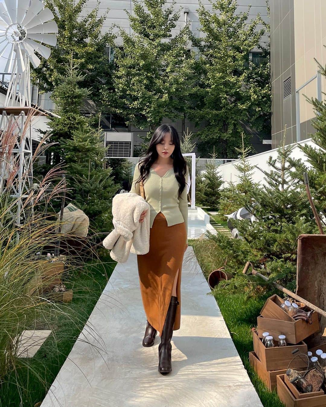 MeJiwooさんのインスタグラム写真 - (MeJiwooInstagram)「성수의 목장에 다녀왔어요🐄🧀🥛🤎 도심 속 귀여운 목장, #치즈인더스트리  오픈한지 얼마 안된 카페인듯싶은데 맛있는게 얼마나 많던지 ㄷ ㄷ  컨셉 진심인ㅋㅋ분위기 완전 대박이에요👏🏻  우리 쥬라기들두 가봐요💚」11月9日 13時46分 - mejiwoo103