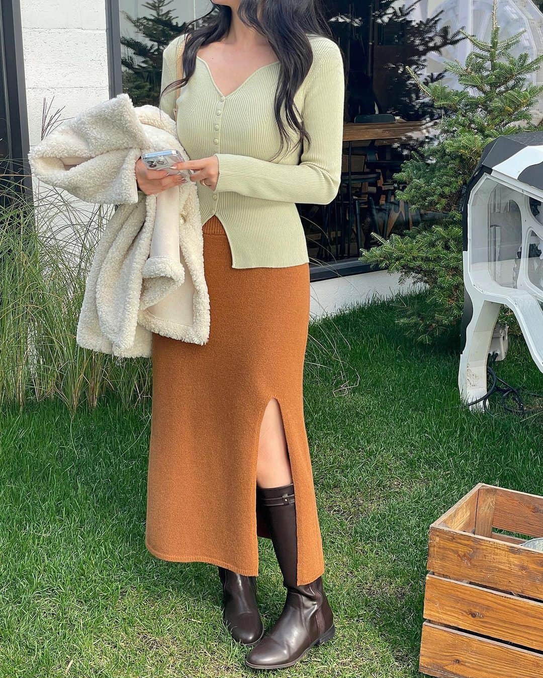 MeJiwooさんのインスタグラム写真 - (MeJiwooInstagram)「성수의 목장에 다녀왔어요🐄🧀🥛🤎 도심 속 귀여운 목장, #치즈인더스트리  오픈한지 얼마 안된 카페인듯싶은데 맛있는게 얼마나 많던지 ㄷ ㄷ  컨셉 진심인ㅋㅋ분위기 완전 대박이에요👏🏻  우리 쥬라기들두 가봐요💚」11月9日 13時46分 - mejiwoo103