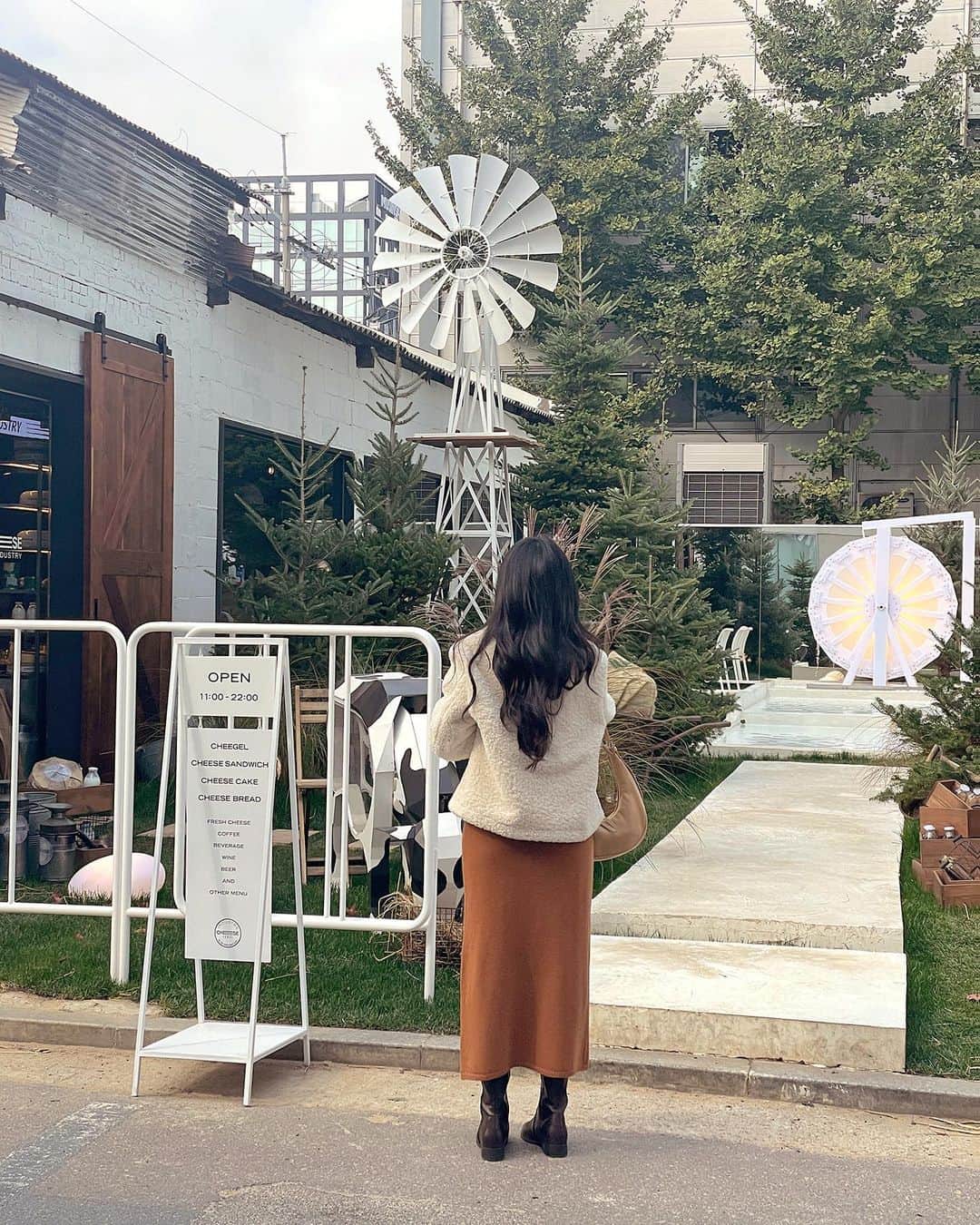 MeJiwooのインスタグラム：「성수의 목장에 다녀왔어요🐄🧀🥛🤎 도심 속 귀여운 목장, #치즈인더스트리  오픈한지 얼마 안된 카페인듯싶은데 맛있는게 얼마나 많던지 ㄷ ㄷ  컨셉 진심인ㅋㅋ분위기 완전 대박이에요👏🏻  우리 쥬라기들두 가봐요💚」