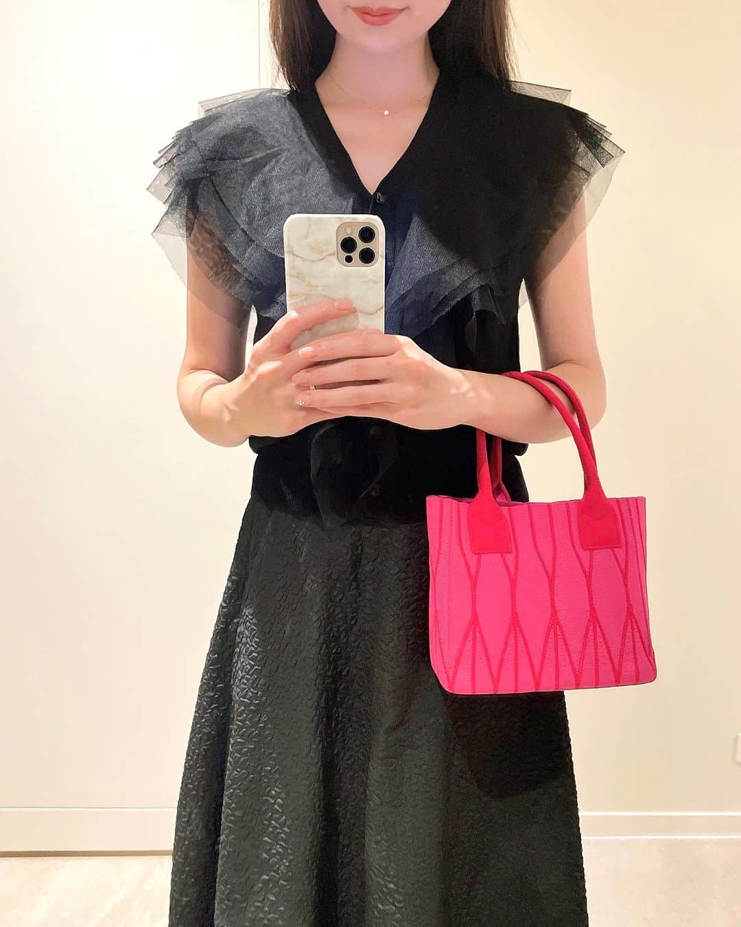 西村笑花さんのインスタグラム写真 - (西村笑花Instagram)「♡ ・ ・ ディナーに行った日のお洋服😉🌺♡  🖤@feerichelu  🩷@rvnnyc」11月9日 13時47分 - emika_nishimura