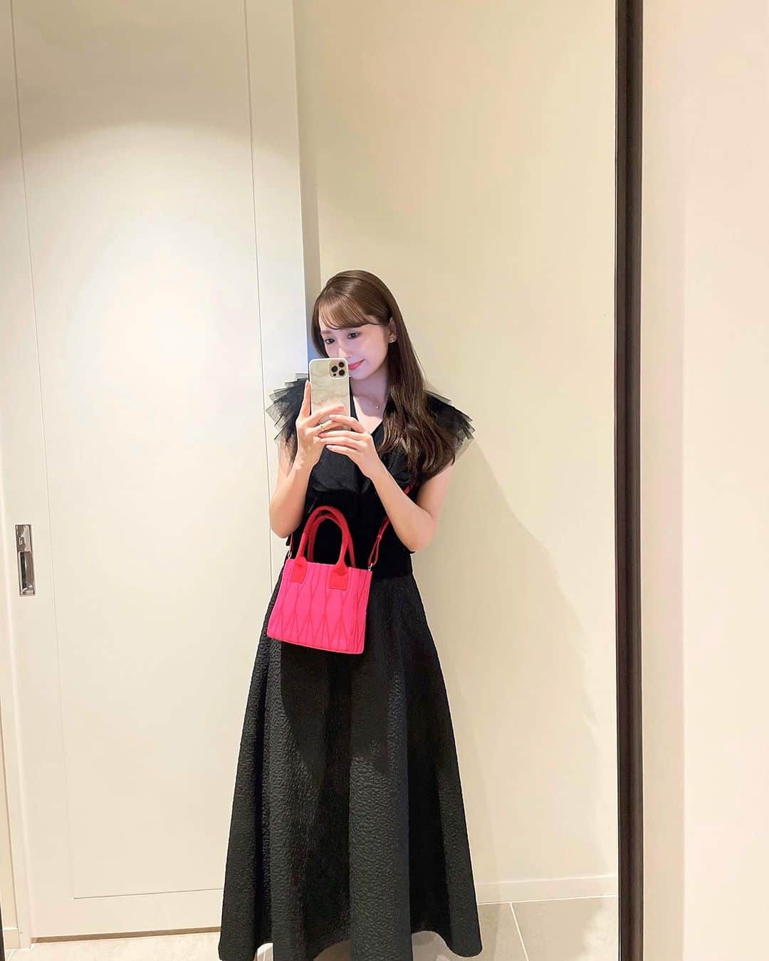 西村笑花さんのインスタグラム写真 - (西村笑花Instagram)「♡ ・ ・ ディナーに行った日のお洋服😉🌺♡  🖤@feerichelu  🩷@rvnnyc」11月9日 13時47分 - emika_nishimura
