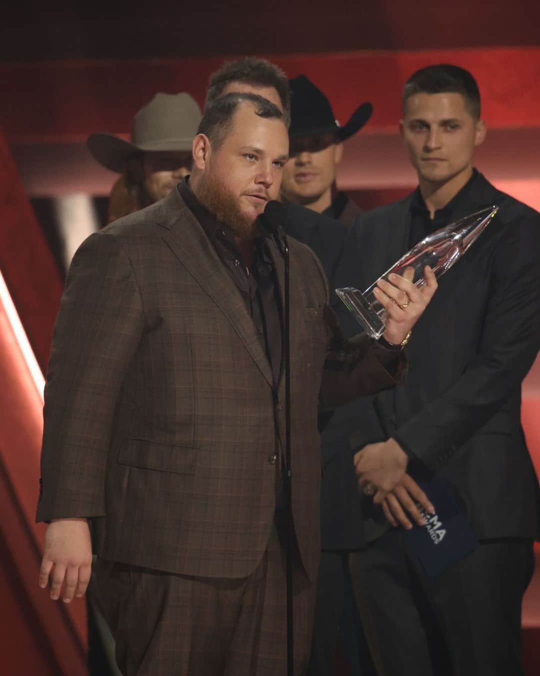 コロンビアのインスタグラム：「Congrats to Columbia ambassador @lukecombs who brings home the award for Single of the Year for "Fast Car" at the 2023 #CMAawards! Congrats, Luke! ​」