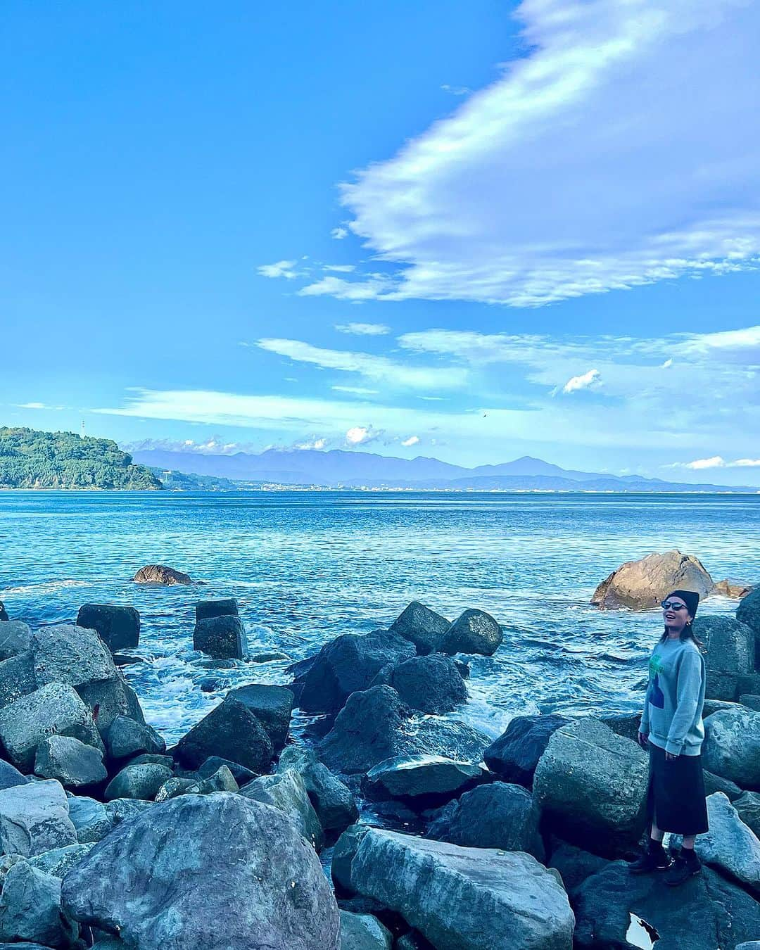 加島ちかえさんのインスタグラム写真 - (加島ちかえInstagram)「海辺で。〜借りパクした夫のｻﾝｸﾞﾗｽを添えて〜  プチ旅行の帰り道、 夫と海辺を散歩して写真を撮り合った📷✨ 人物を、ちっちゃく撮るのが好きなのかな⁇ メルヘンなセンスの夫さま🤣✨w  真鶴の海🌊釣り人🎣いっぱいいたなー✨  今度は皆んなで来たいね、って。 みんなって誰⁇ ジンチカは、皆んなで遊ぶのが好きみたいw  アウトドア会を主催したら 参加してくれる人いるかなぁー🤔⁇  おまけに。。。 today's outfitやってみよう🙋‍♀️  tops @god_selection_x_x_x_  skirt @lagunamoon_com  shoes @skechers  earring @3coins_official   ニット帽は数年前にNY🗽で"school of rock"を観た後に買ったもの✨  #真鶴 #しゃしん #海辺 #outfitoftheday #ocean #japansea  #カメラマン城咲仁  #活イカ #魚座 #無類のいか好き」11月9日 13時48分 - chikaekashima