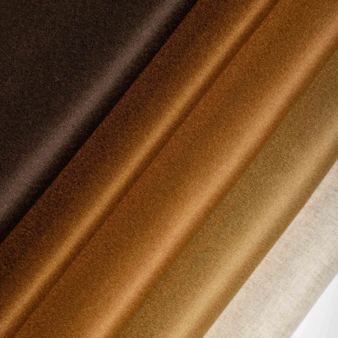 ドーメルのインスタグラム：「Wrap yourself in the colors of warmth with our luxurious CASHMERE collection.  BUNCH : CASHMERE REF : 795330 / 795331 / 995643 / 795329 / 795420  #dormeuil #luxurytailoring #tailormade #luxuryfabrics #bespoketailoring #luxurynaturalfibers #ethicalcloth #sustainablefashion #sustainableluxury #1842paris #cashmere」