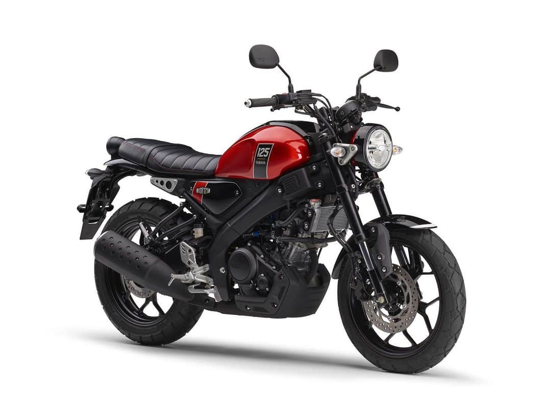 ヤマハ バイクさんのインスタグラム写真 - (ヤマハ バイクInstagram)「"Neo Retro"スタイルの「XSR125 ABS」新発売 ～"XSRシリーズ"のスピリットを原付二種クラスに展開～  ヤマハ発動機株式会社は、レトロな外観とパフォーマンスを調和させたXSRシリーズの新製品「XSR125 ABS」を12月8日に発売します。  「XSR125 ABS」は、"Arouse One's Freedom(自由を呼び覚ませ）"をコンセプトに開発しました。XSRシリーズのアイデンティティである"不変性を感じるスタイル"と"最新コンポーネント"の融合による"Neo Retro*"を継承。自分の意思でさまざまなところに自由に行ける、124cm³エンジンならではの軽快さや扱いやすさを織り込みました。  カラーは、ガレージビルドを感じさせオーセンティックなスタイルを楽しむ"シルバー"、走行スタイルの自由さを表現した遊び心のある"ライトブルー"、車体の造形の凄みを強調し、多彩なファッションに似合うシンプルな"ブラック"、スポーツマインドを刺激し、ヤマハスポーツヘリテージを想起させる"オレンジ"の4色です。 ※「スーパースポーツ」「ネイキッド」といった従来のカテゴリーを超え、レトロな外観やその背景の物語性を秘めながらも、先進技術に基づくエキサイティングな走りを楽しめるモデルのカテゴリー  【XSR125の主な特徴】 1）XSRらしさの継承 2）軽快な走行を支えるVVA（可変バルブ）搭載124cm³エンジン　 3) さまざまな走行シーンに呼応する剛性バランスに優れた軽量スリムな車体 4) 自由な走行スタイルを可能にするコンパクトなライディングポジション  【メーカー希望小売価格】 506,000円［消費税10%含む］ （本体価格　460,000円） 発売日：2023年12月8日  #Yamaha #xsr125 #xsr125abs #YAMAHAが美しい #newmotorcycle #RevsyourHeart」11月9日 13時50分 - yamaha_bike