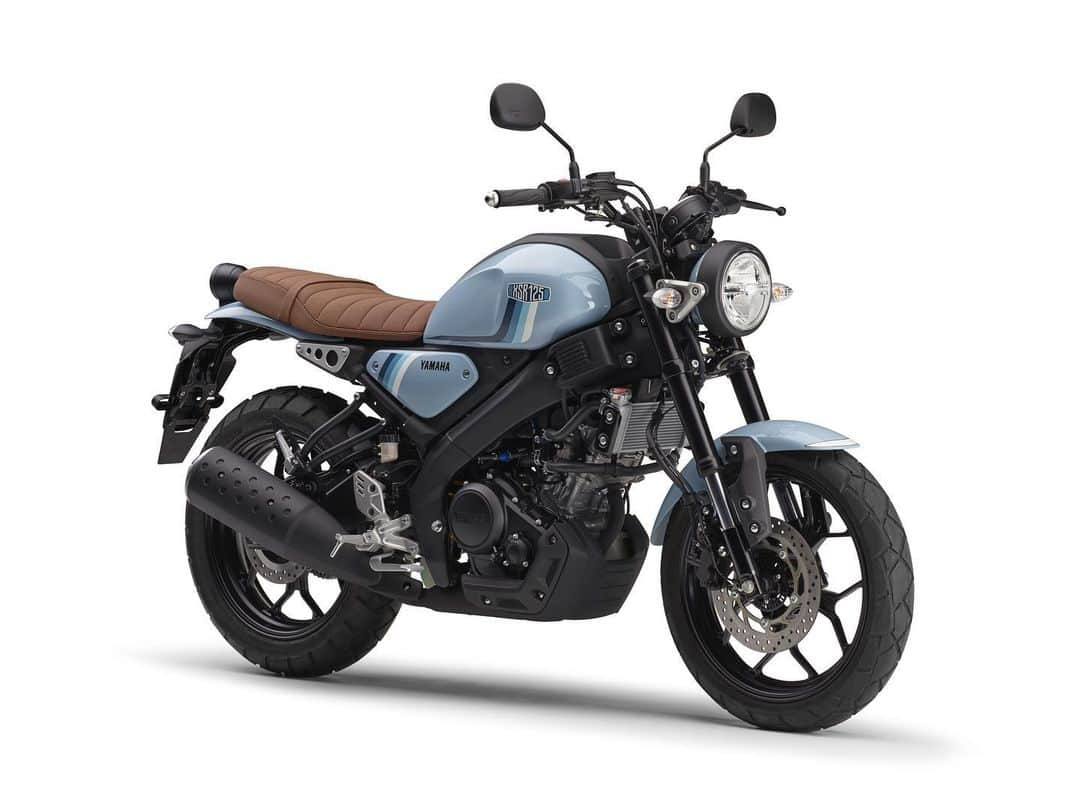 ヤマハ バイクさんのインスタグラム写真 - (ヤマハ バイクInstagram)「"Neo Retro"スタイルの「XSR125 ABS」新発売 ～"XSRシリーズ"のスピリットを原付二種クラスに展開～  ヤマハ発動機株式会社は、レトロな外観とパフォーマンスを調和させたXSRシリーズの新製品「XSR125 ABS」を12月8日に発売します。  「XSR125 ABS」は、"Arouse One's Freedom(自由を呼び覚ませ）"をコンセプトに開発しました。XSRシリーズのアイデンティティである"不変性を感じるスタイル"と"最新コンポーネント"の融合による"Neo Retro*"を継承。自分の意思でさまざまなところに自由に行ける、124cm³エンジンならではの軽快さや扱いやすさを織り込みました。  カラーは、ガレージビルドを感じさせオーセンティックなスタイルを楽しむ"シルバー"、走行スタイルの自由さを表現した遊び心のある"ライトブルー"、車体の造形の凄みを強調し、多彩なファッションに似合うシンプルな"ブラック"、スポーツマインドを刺激し、ヤマハスポーツヘリテージを想起させる"オレンジ"の4色です。 ※「スーパースポーツ」「ネイキッド」といった従来のカテゴリーを超え、レトロな外観やその背景の物語性を秘めながらも、先進技術に基づくエキサイティングな走りを楽しめるモデルのカテゴリー  【XSR125の主な特徴】 1）XSRらしさの継承 2）軽快な走行を支えるVVA（可変バルブ）搭載124cm³エンジン　 3) さまざまな走行シーンに呼応する剛性バランスに優れた軽量スリムな車体 4) 自由な走行スタイルを可能にするコンパクトなライディングポジション  【メーカー希望小売価格】 506,000円［消費税10%含む］ （本体価格　460,000円） 発売日：2023年12月8日  #Yamaha #xsr125 #xsr125abs #YAMAHAが美しい #newmotorcycle #RevsyourHeart」11月9日 13時50分 - yamaha_bike