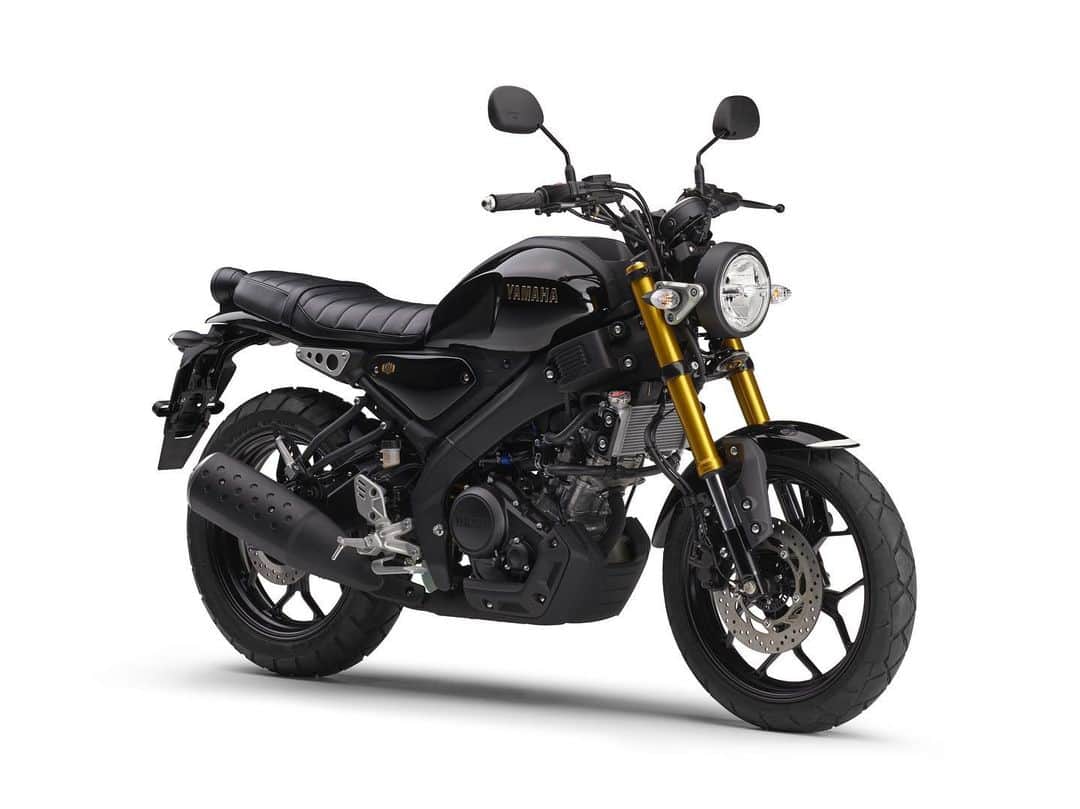 ヤマハ バイクさんのインスタグラム写真 - (ヤマハ バイクInstagram)「"Neo Retro"スタイルの「XSR125 ABS」新発売 ～"XSRシリーズ"のスピリットを原付二種クラスに展開～  ヤマハ発動機株式会社は、レトロな外観とパフォーマンスを調和させたXSRシリーズの新製品「XSR125 ABS」を12月8日に発売します。  「XSR125 ABS」は、"Arouse One's Freedom(自由を呼び覚ませ）"をコンセプトに開発しました。XSRシリーズのアイデンティティである"不変性を感じるスタイル"と"最新コンポーネント"の融合による"Neo Retro*"を継承。自分の意思でさまざまなところに自由に行ける、124cm³エンジンならではの軽快さや扱いやすさを織り込みました。  カラーは、ガレージビルドを感じさせオーセンティックなスタイルを楽しむ"シルバー"、走行スタイルの自由さを表現した遊び心のある"ライトブルー"、車体の造形の凄みを強調し、多彩なファッションに似合うシンプルな"ブラック"、スポーツマインドを刺激し、ヤマハスポーツヘリテージを想起させる"オレンジ"の4色です。 ※「スーパースポーツ」「ネイキッド」といった従来のカテゴリーを超え、レトロな外観やその背景の物語性を秘めながらも、先進技術に基づくエキサイティングな走りを楽しめるモデルのカテゴリー  【XSR125の主な特徴】 1）XSRらしさの継承 2）軽快な走行を支えるVVA（可変バルブ）搭載124cm³エンジン　 3) さまざまな走行シーンに呼応する剛性バランスに優れた軽量スリムな車体 4) 自由な走行スタイルを可能にするコンパクトなライディングポジション  【メーカー希望小売価格】 506,000円［消費税10%含む］ （本体価格　460,000円） 発売日：2023年12月8日  #Yamaha #xsr125 #xsr125abs #YAMAHAが美しい #newmotorcycle #RevsyourHeart」11月9日 13時50分 - yamaha_bike