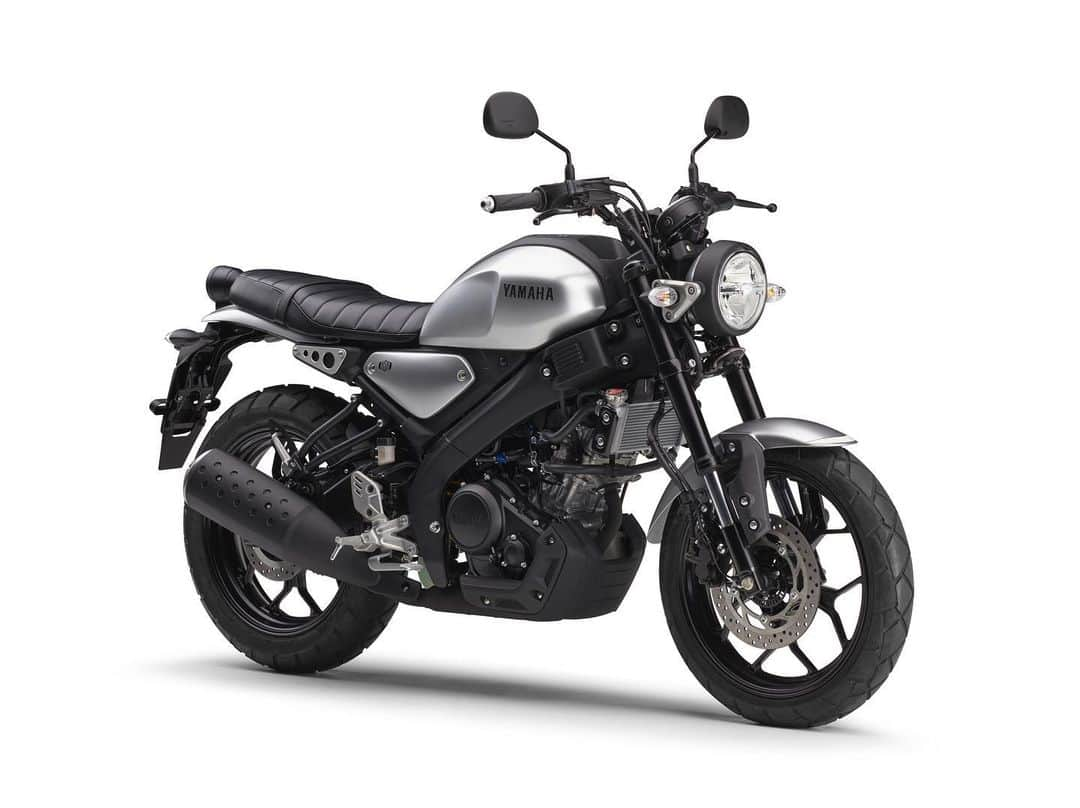 ヤマハ バイクのインスタグラム：「"Neo Retro"スタイルの「XSR125 ABS」新発売 ～"XSRシリーズ"のスピリットを原付二種クラスに展開～  ヤマハ発動機株式会社は、レトロな外観とパフォーマンスを調和させたXSRシリーズの新製品「XSR125 ABS」を12月8日に発売します。  「XSR125 ABS」は、"Arouse One's Freedom(自由を呼び覚ませ）"をコンセプトに開発しました。XSRシリーズのアイデンティティである"不変性を感じるスタイル"と"最新コンポーネント"の融合による"Neo Retro*"を継承。自分の意思でさまざまなところに自由に行ける、124cm³エンジンならではの軽快さや扱いやすさを織り込みました。  カラーは、ガレージビルドを感じさせオーセンティックなスタイルを楽しむ"シルバー"、走行スタイルの自由さを表現した遊び心のある"ライトブルー"、車体の造形の凄みを強調し、多彩なファッションに似合うシンプルな"ブラック"、スポーツマインドを刺激し、ヤマハスポーツヘリテージを想起させる"オレンジ"の4色です。 ※「スーパースポーツ」「ネイキッド」といった従来のカテゴリーを超え、レトロな外観やその背景の物語性を秘めながらも、先進技術に基づくエキサイティングな走りを楽しめるモデルのカテゴリー  【XSR125の主な特徴】 1）XSRらしさの継承 2）軽快な走行を支えるVVA（可変バルブ）搭載124cm³エンジン　 3) さまざまな走行シーンに呼応する剛性バランスに優れた軽量スリムな車体 4) 自由な走行スタイルを可能にするコンパクトなライディングポジション  【メーカー希望小売価格】 506,000円［消費税10%含む］ （本体価格　460,000円） 発売日：2023年12月8日  #Yamaha #xsr125 #xsr125abs #YAMAHAが美しい #newmotorcycle #RevsyourHeart」