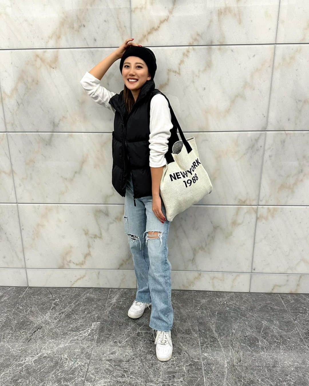 又来綾さんのインスタグラム写真 - (又来綾Instagram)「寒くなってきたからSHEINで秋服の調達🍁 子育てしてるとやはりとにかく走れるのがマスト🤣 洗える、動ける、ウエストゴムとか最高なアイテム見つけてしまった🩷  【試すたび、好きが見つかる。届くたび、好きが増えてく。】  1枚目 tops...商品ID 12246789 pants...商品ID 13609650  2枚目 tops...商品ID 11872096 vest...商品ID 6124572 bag...商品ID 19061025  今回も大当たりなアイテムすぎた🩷  クーポン使ってね【BFPJP512】  @shein_japan  #PR #SHEIN #SHEINGoodFinds #SHEIN1111sale #SHEINforAll #loveshein #ad #saveinstyle」11月9日 13時51分 - matarai_aya