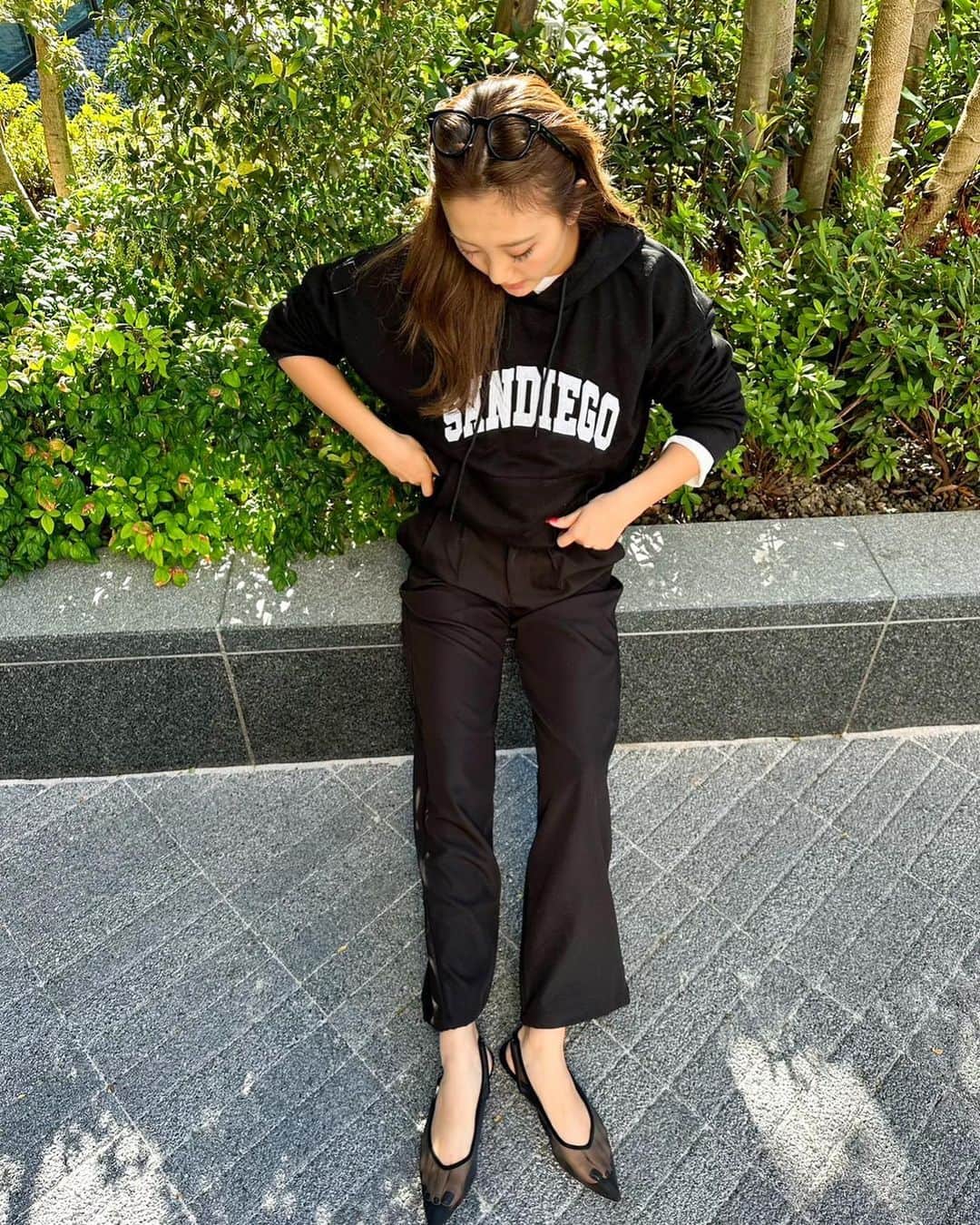 又来綾のインスタグラム：「寒くなってきたからSHEINで秋服の調達🍁 子育てしてるとやはりとにかく走れるのがマスト🤣 洗える、動ける、ウエストゴムとか最高なアイテム見つけてしまった🩷  【試すたび、好きが見つかる。届くたび、好きが増えてく。】  1枚目 tops...商品ID 12246789 pants...商品ID 13609650  2枚目 tops...商品ID 11872096 vest...商品ID 6124572 bag...商品ID 19061025  今回も大当たりなアイテムすぎた🩷  クーポン使ってね【BFPJP512】  @shein_japan  #PR #SHEIN #SHEINGoodFinds #SHEIN1111sale #SHEINforAll #loveshein #ad #saveinstyle」