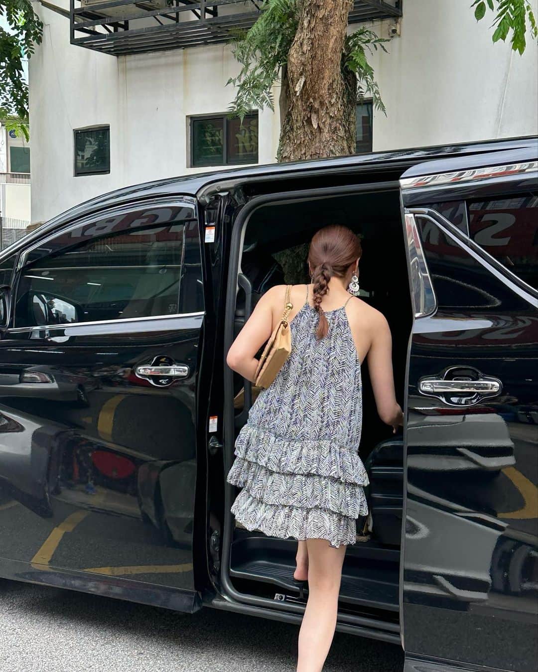 福吉真璃奈のインスタグラム：「えっとー、お尻から車に 乗れる人になろうと思ったよ😇」