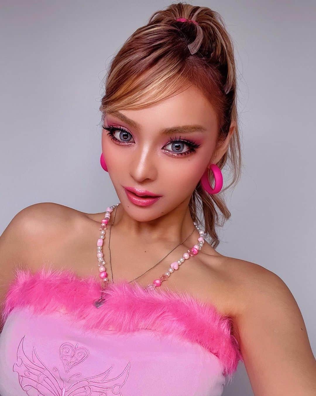 小田愛実（まぁみ）のインスタグラム：「Barbie👱🏻‍♀️🩷🛼🎀🛍️💟  本当はピンク色大好きだけど イエベすぎてピンクいつも諦める😫 水色のカラコンは 　@twinklemall.jp のスカイグレイ発色良きすぎる🥺🥺  #Barbie#バービー#メイク#ギャル#ピンク」