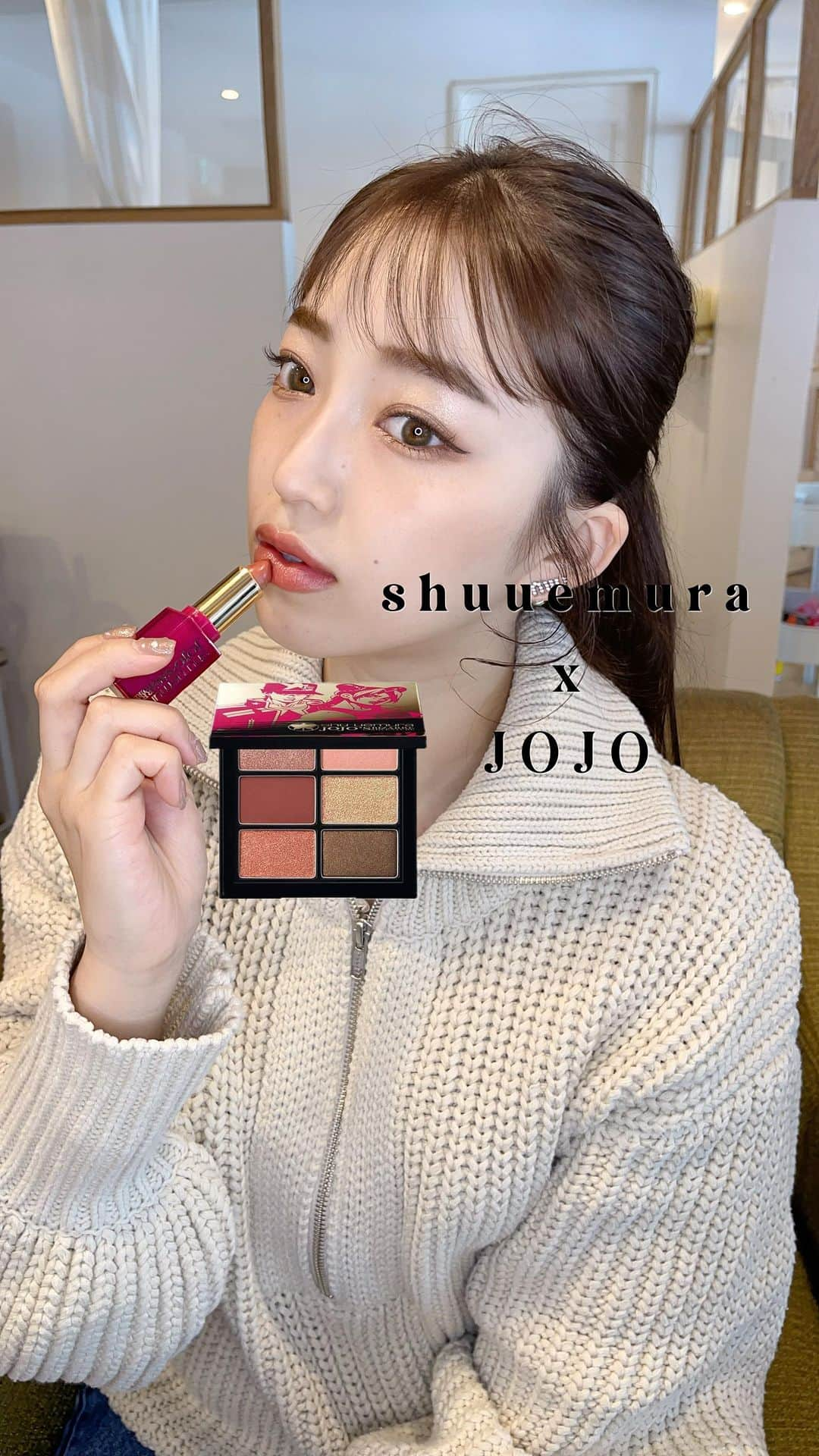 MANAE【Violet】のインスタグラム：「ジョジョコラボ❤️ . @shuuemura コラボアイテム毎回可愛いのよね😍🫶 . eye shadow捨て色なしの６色✨左下激かわ❤︎ . リップどんなになるのかと思ったマーブルなんだけどなったらタイプすぎた🍊 . シュウのコラボはすぐ売り切れちゃうの😭 . ちなみに冬のハッピーバックshuuemuraも対象なんですよ！！！ . めちゃお得に人気商品が買えるのでぜひ使ってみてください👍 . すごい鼻声ですみません！！！笑 . #shu  #shuuemura  #シュウウエムラ　#シュウ　#アイシャドー　#jojo #ジョジョの奇妙な冒険  #ジョジョ  #リップ　#コラボアイテム　#限定  #メイク動画　#コスメ  #コスメレポ  #デパコス　#美容師　#表参道美容室」