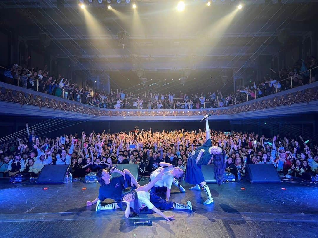 新しい学校のリーダーズのインスタグラム：「#THESEISHUNTOUR2023 🔵 San Francisco!! 🌊The Regency Ballroom💫 Everyone's big chorus was very beautiful.  Thank you for singing with us!  #ATARASHIIGAKKO」