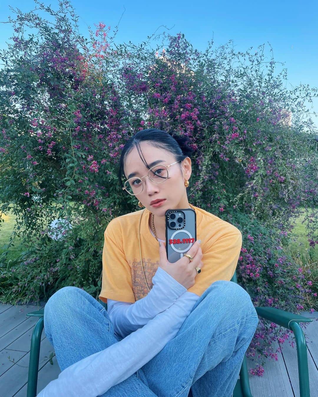 宮城舞のインスタグラム：「ずっと気になってた CASETiFYのスマホケースを iPhone15に変えたタイミングで ゲトりました📱❤️❤️  インパクトケースに 子供達の誕生日ナンバーを カスタマイズしたよ👦🏻👧🏻🫶  スマホショルダーもたくさん種類あって 今回はゴールドチェーンをセレクト⛓️💛 スマホショルダーってやっぱり便利だわ🫣  @CASETiFY_JPで使える 10%OFFプロモコードを頂いたので この機会にぜひに〜♡ プロモコード→【10MAIMIYAGI】  #PR #CASETify #ShowYourColors #iPhone15 #スマホショルダー @casetify_jp @casetify」