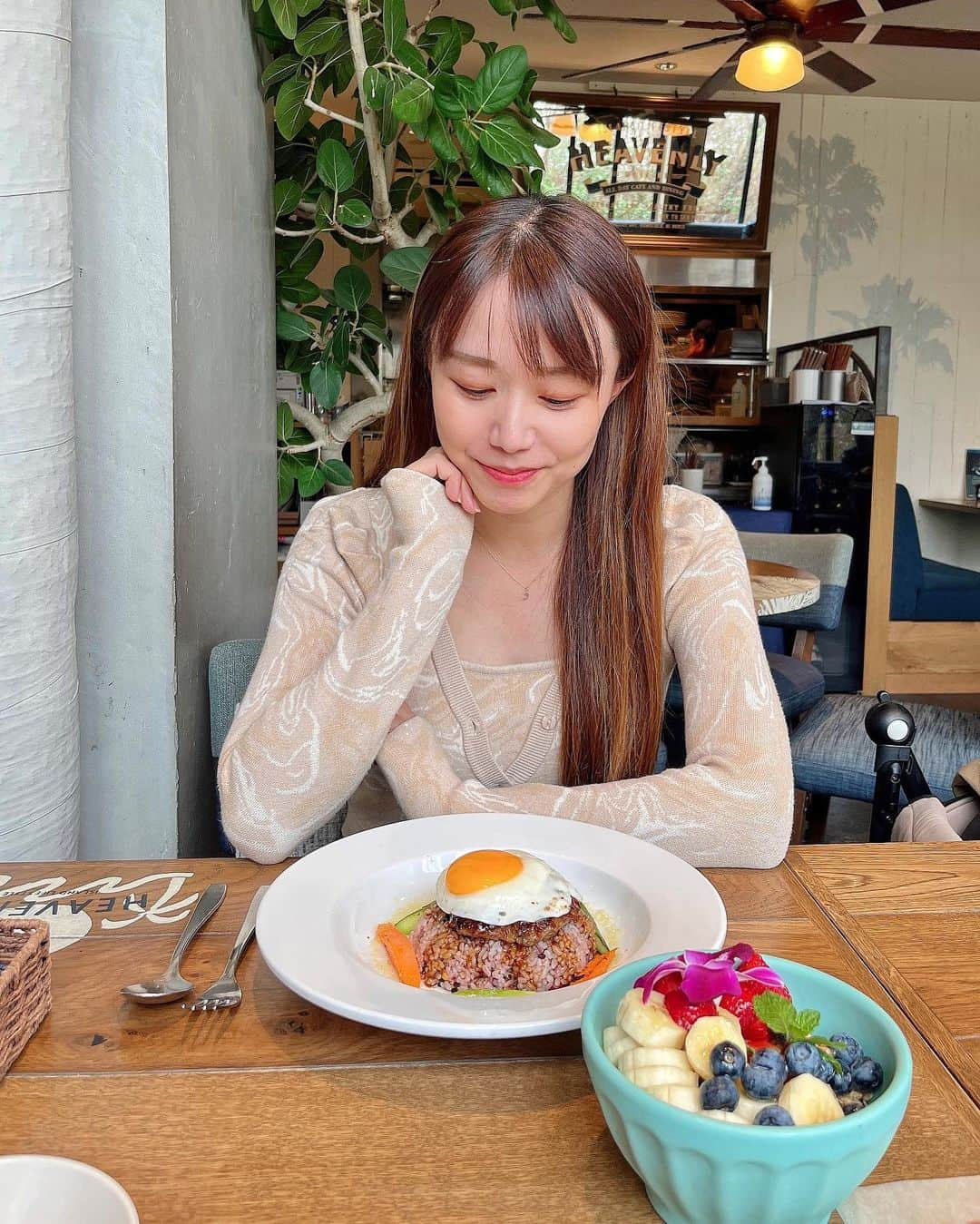 とくさきさんのインスタグラム写真 - (とくさきInstagram)「ハワイ気分を味わうべく代官山の【HEAVENLY Daikanyama】に行ってきた🌴💕 ひっさしぶりにロコモコ食べたよ😌 . あー早くハワイ行きたいなぁ🌺 #ランチ#lunch#代官山#heavenly#ロコモコ」11月9日 19時22分 - tokusaki_golf