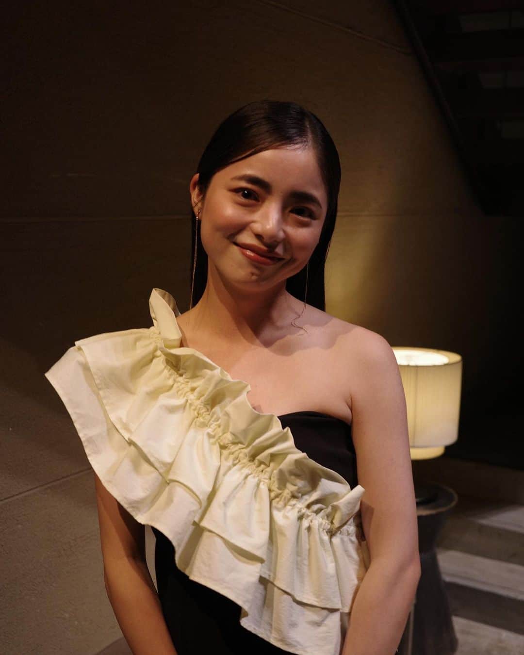 Yuki Ide | 井手 祐来のインスタグラム：「質問いただいてたお洋服はこんな感じでした ブラックのジャケットにジャンプスーツにタスキで🏃🏻‍♂️笑  足元は @maisonmargiela のtabi boots イヤリングとイヤカフは @ripmon  bagは @hedy_vintage (@loewe )  @mibuki__.39 が新しいカメラでたくさん写真を撮ってくれて🥹📷 記念にたくさん載せておく🤍  #portrait#portraitphotography#結婚式#結婚式コーデ」