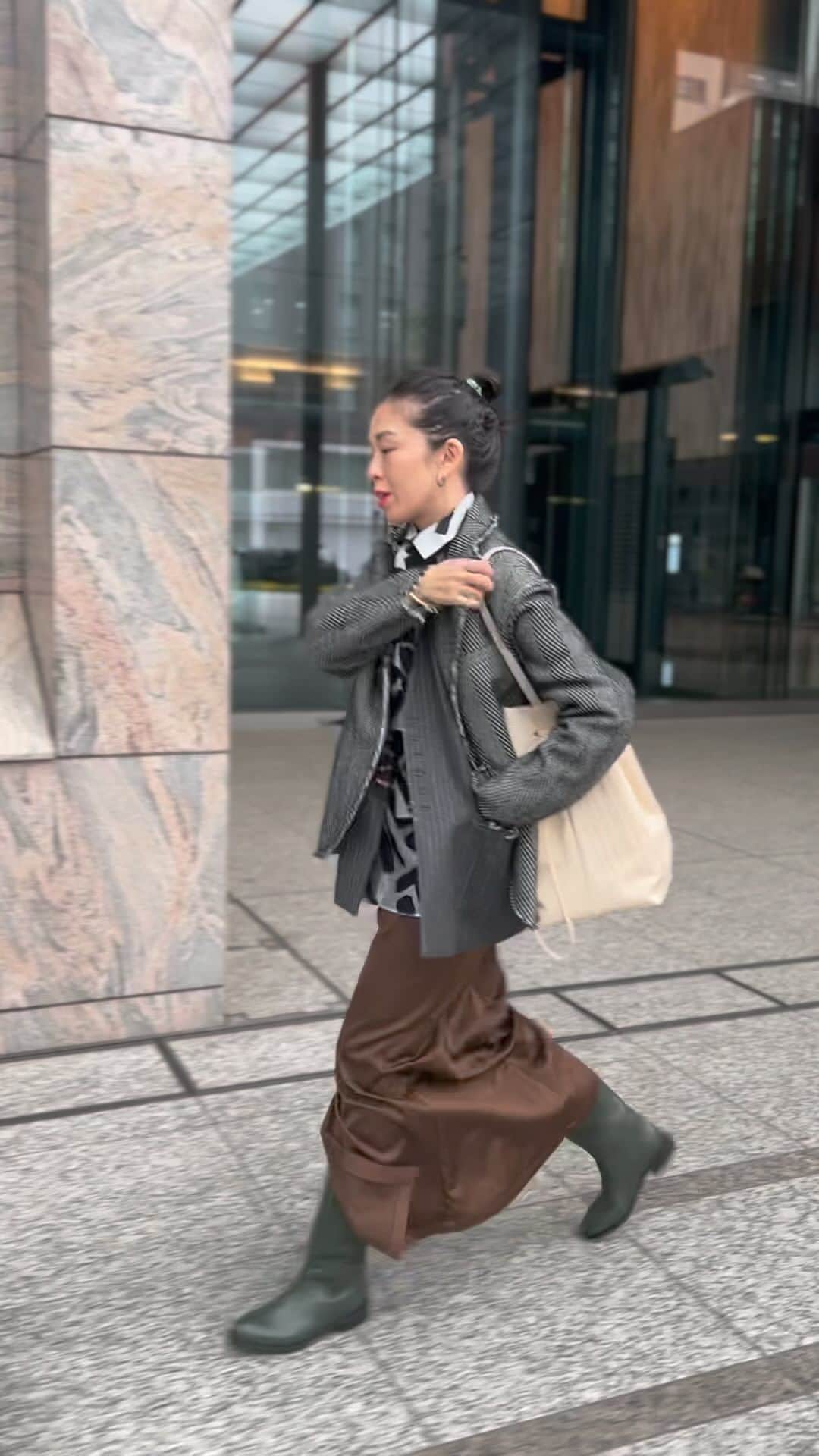 STYLE & EDIT officialのインスタグラム：「Autumn Winter Outfit Ideas @yoshiminagao   LOOK # 01 Jacket @cabana.official Vest @ponti_tokyo  Blouse @currentage_  Skirt @08sircus  Boots @fabiorusconiofficial  Bag @maryalterna   LOOK # 02 Cardigan @tach_clothing  Blouse @mm6maisonmargiela  Pants @08sircus  Shoes @henri.en.vargo   LOOK # 03 Coat @08sircus  Dress @mullerofyoshiokubo_official  Boots @pippichic_official   商品の詳細は各店舗までお問い合わせくださいませ。  #styleandedit  #takashimaya #outfit #ponti  #currentge #08sircus #tachclothing #mm6 #mullerofyoshiokubo #fabiorusconi #maryalterna  #henrienvargo  #pippichic」
