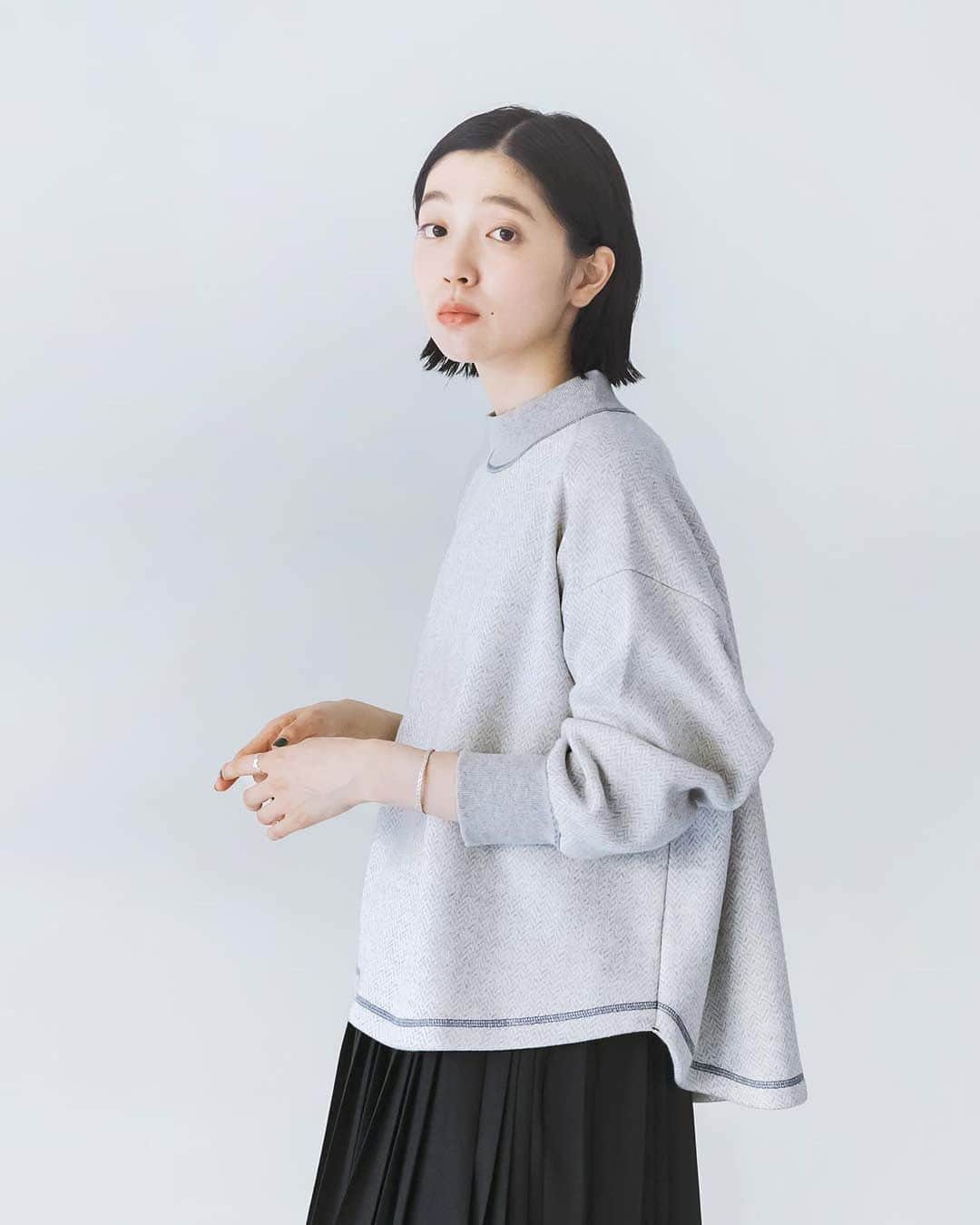 ナチュランのインスタグラム：「【 LILASIC 】映えるリブプルオーバー  ・  生き生きと楽しく、自分のリズムで自分らしく。 そんな思いが込められたブランド「LILASIC」より、 ナチュラン別注のプルオーバーが新登場。  多くの方に着ていただきたいという想いから 〈税込み6,490円〉というお手頃プライスでご用意しております。  これされあれば、もうスタイリングに悩む心配もありませんよ♪  モデル身長 : 167cm  ----------------------------- 　LILASIC -----------------------------  ■ヘリンボーン編み裏起毛リブプルオーバー ¥6,490 (税込) 杢グレー[ 注文番号：NTL-4A84-4698-A ]  チャコール[ 注文番号：NTL-4A84-4698-B ]   -----------------------------  ▶️商品詳細やお買い物は写真のタグをタップ またはプロフィール（@natulan_official）から 「ナチュラン」のサイトにアクセスして 注文番号や商品名を検索してみてくださいね。  #lifewear #fashion #natulan #今日のコーデ #コーディネート #ファッション #ナチュラル #ナチュラン #日々の暮らし #暮らしを楽しむ #シンプルライフ #シンプルコーデ #大人女子 #大人カジュアルコーデ #プルオーバー #ヘリンボーン #裏起毛 #ナチュラン別注 #トップス #秋冬コーデ #秋冬ファッション #秋コーデ #リラシク #LILASIC #natulan_official.」